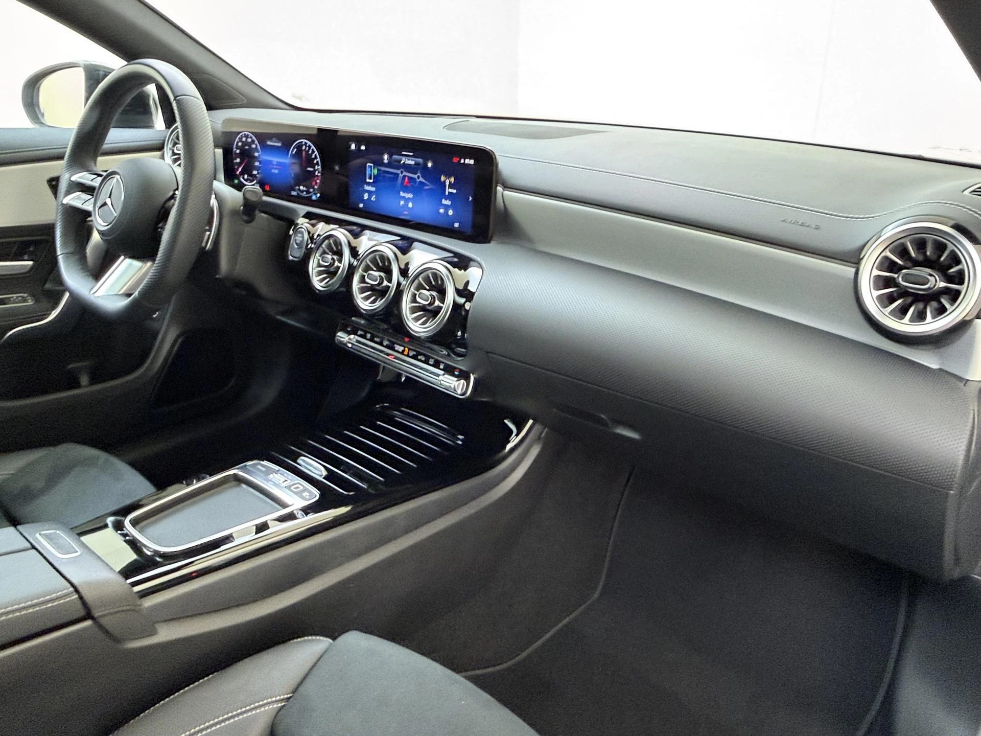 Mercedes-Benz-CLA-image-4