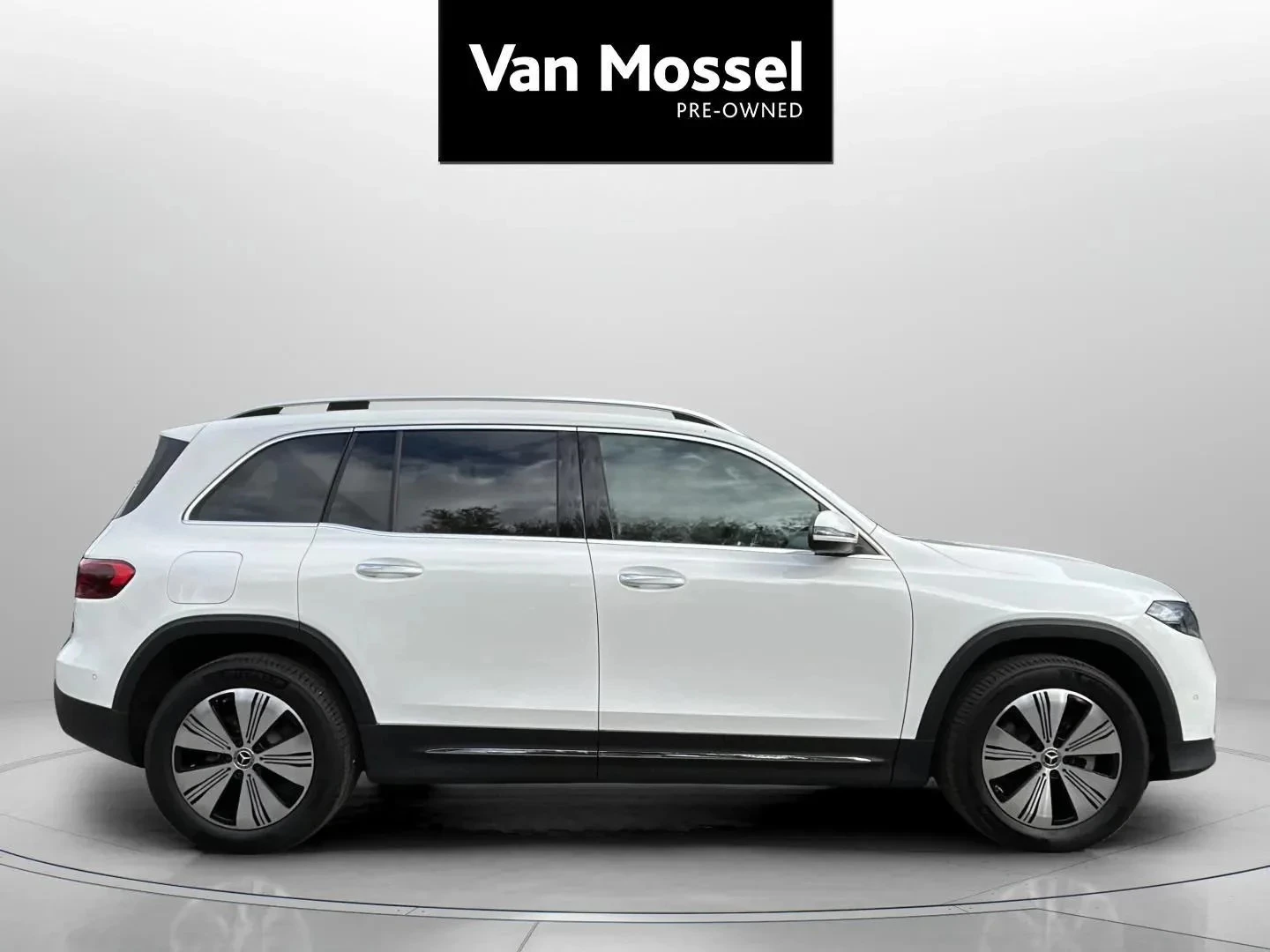 Mercedes-Benz-EQB-image-3