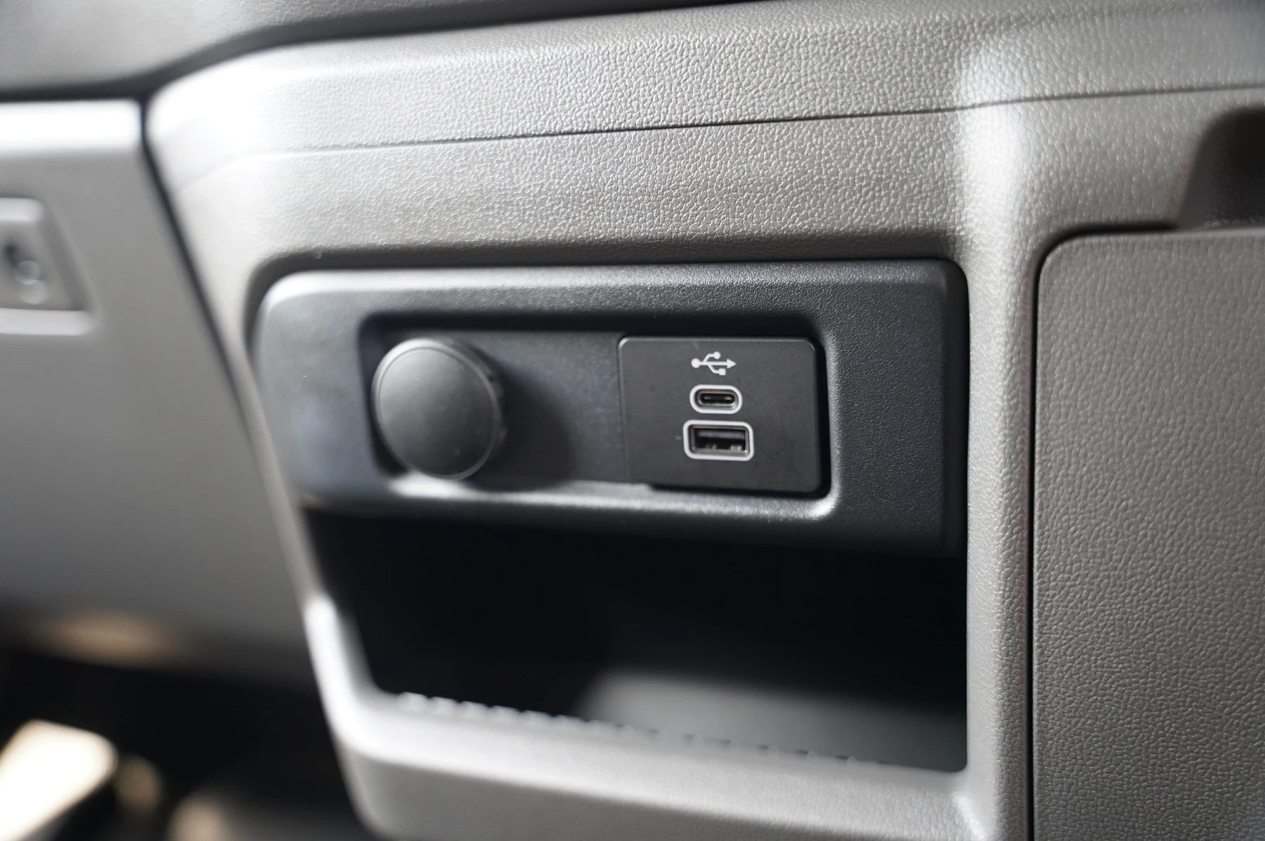 Volkswagen-Transporter-image-23
