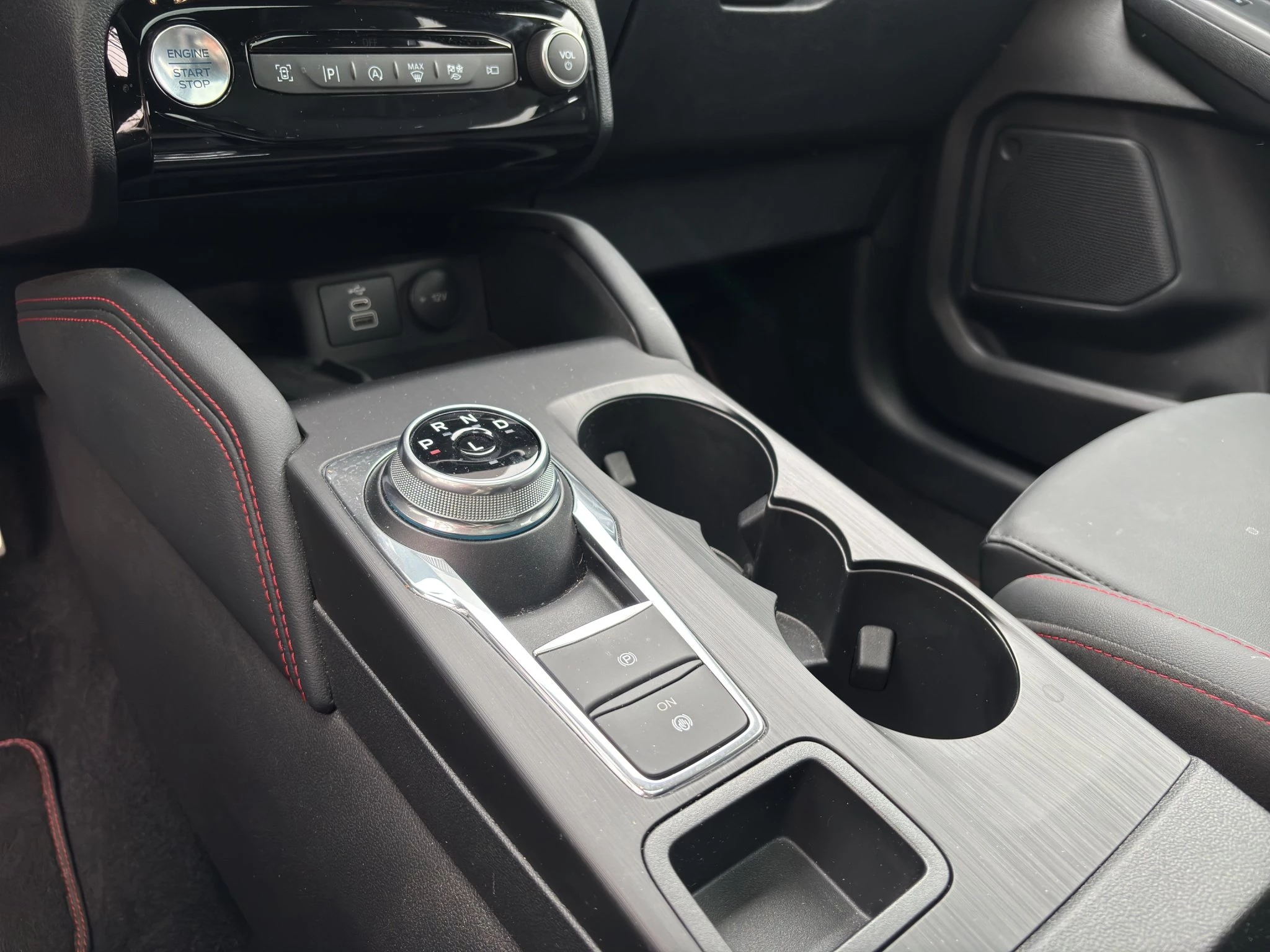 Ford Kuga ST-Line X Aut.*PANO*AHK*360GRAD*LED-MATRIX*NAVI*GRA*WINTER-PKT.