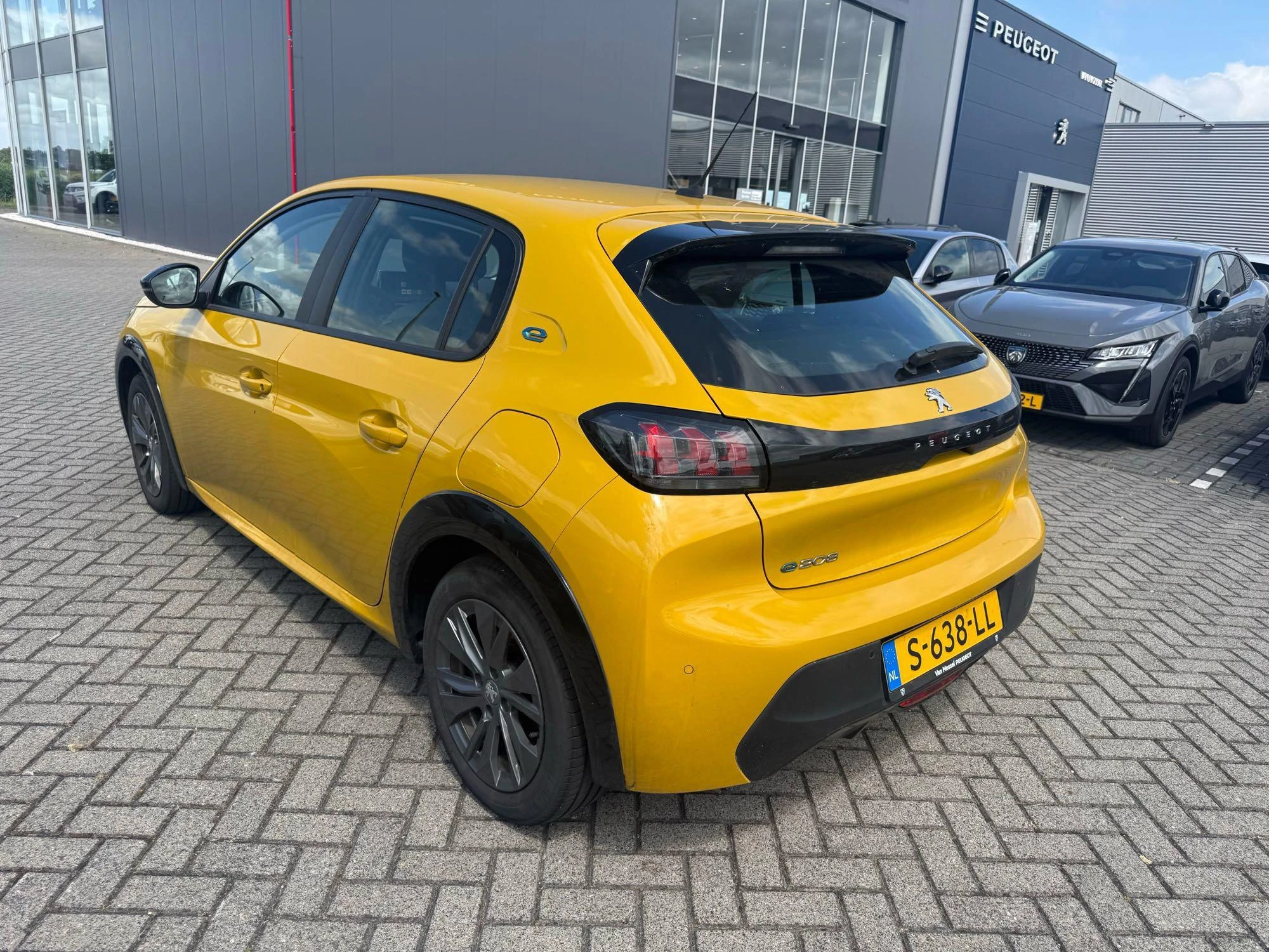 Peugeot-e-208-image-4