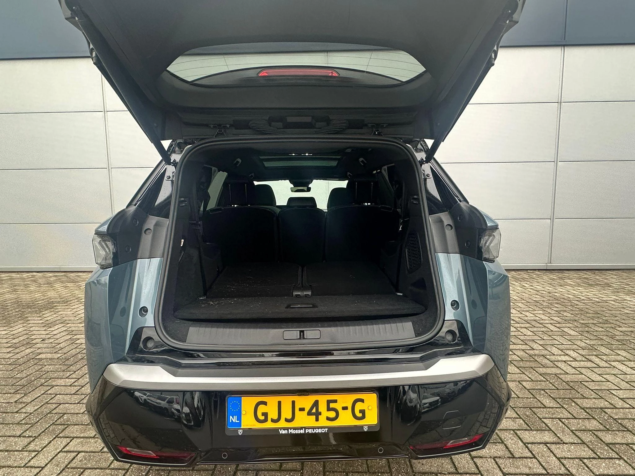 Peugeot-e-5008-image-6