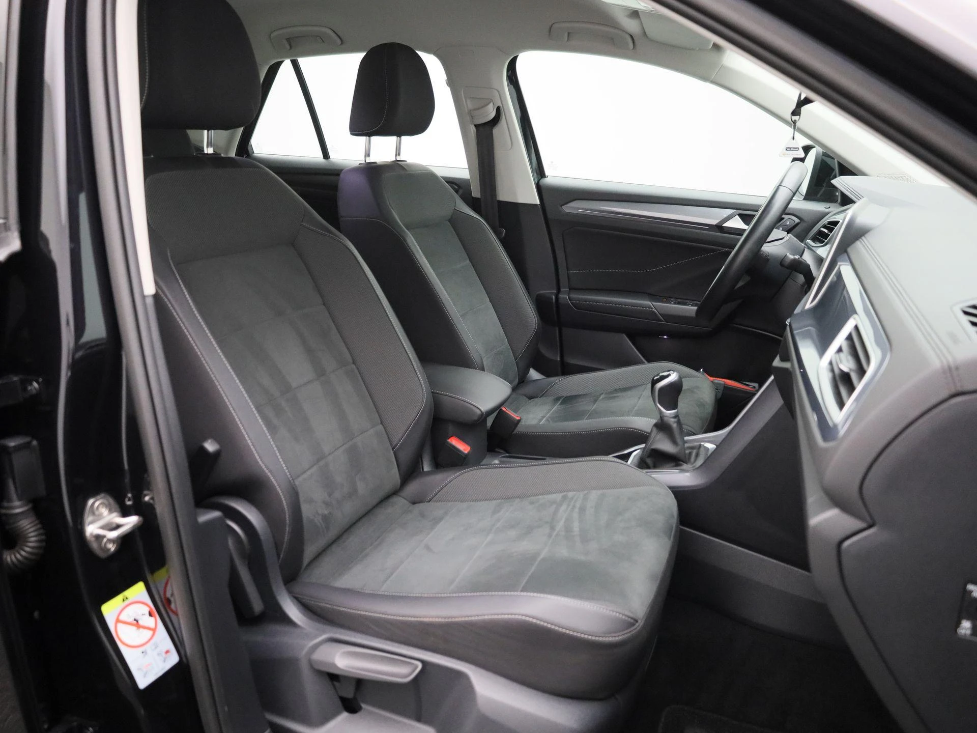 Volkswagen-T-Roc-image-25