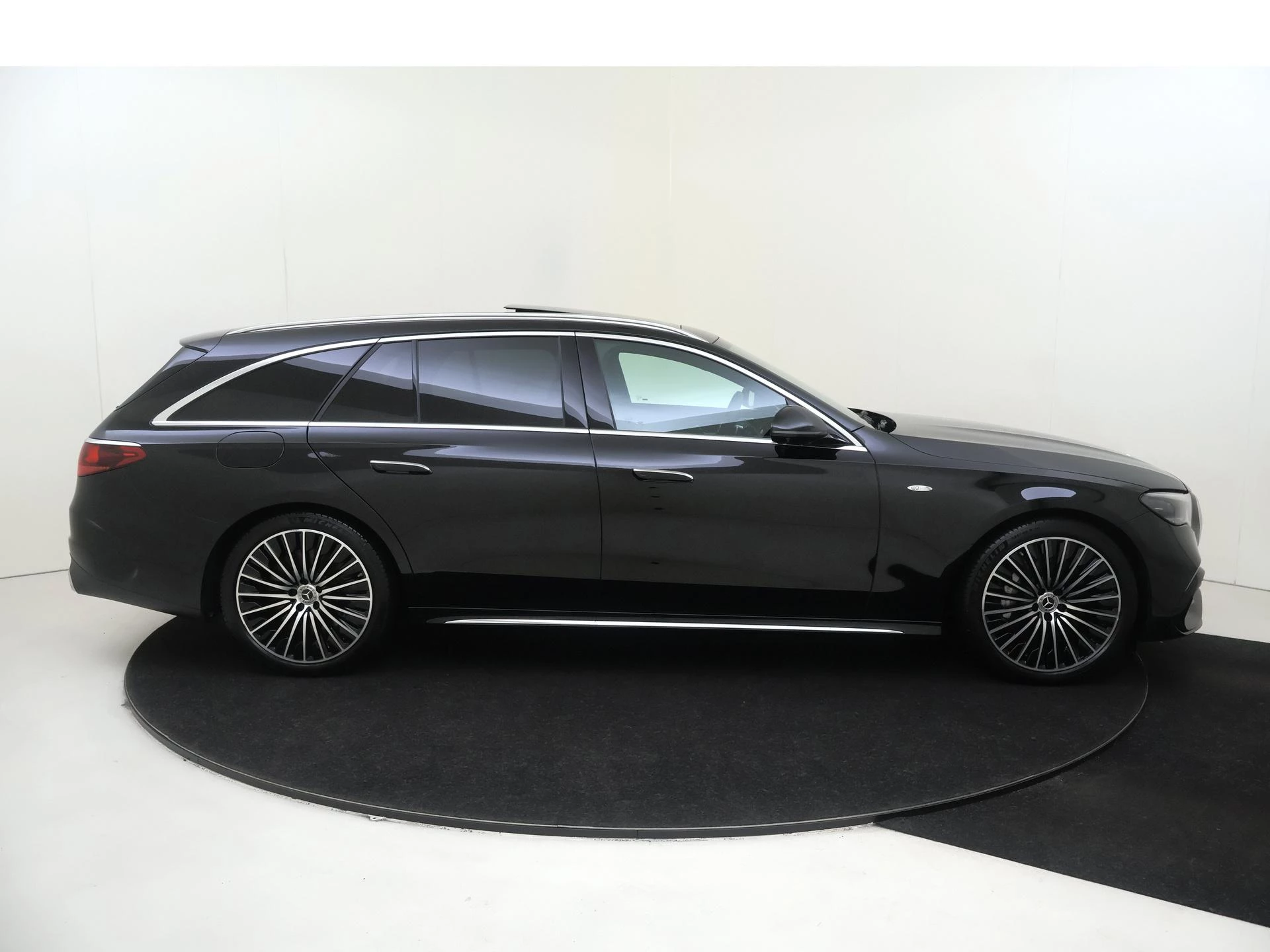 Mercedes-Benz-E-Klasse-image-8