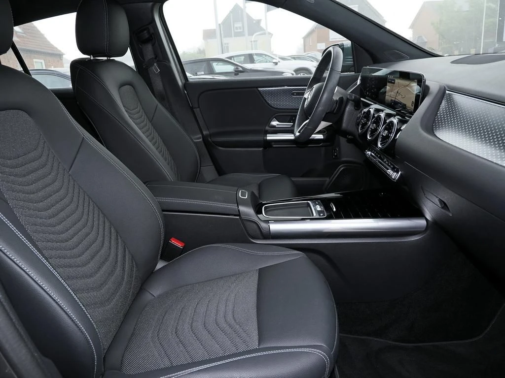 Mercedes-Benz-GLA 200-image-11