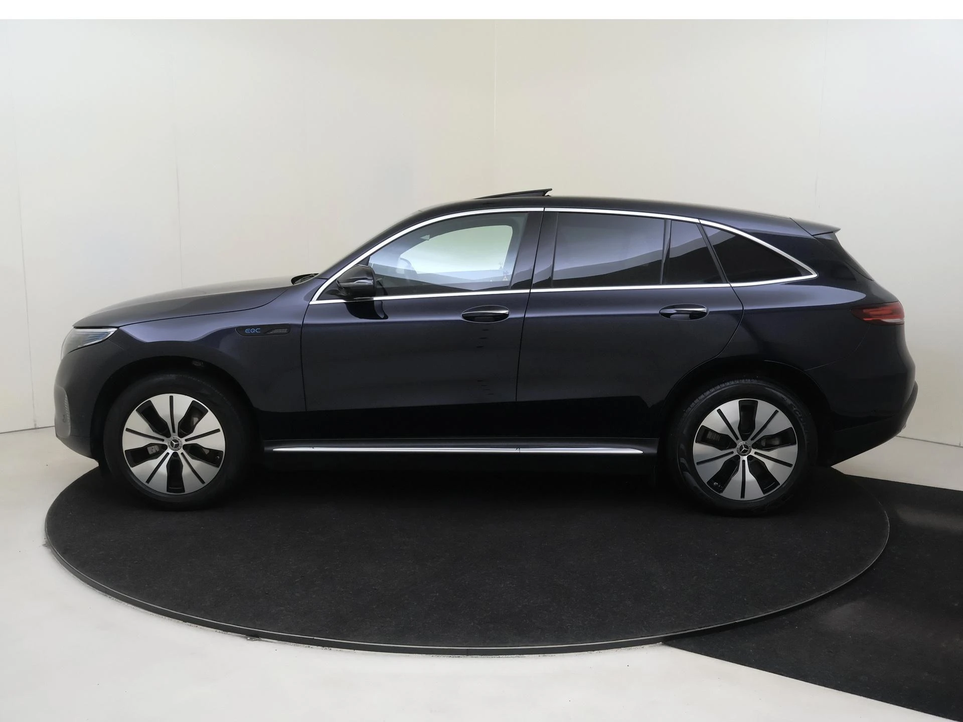 Mercedes-Benz-EQC-image-7