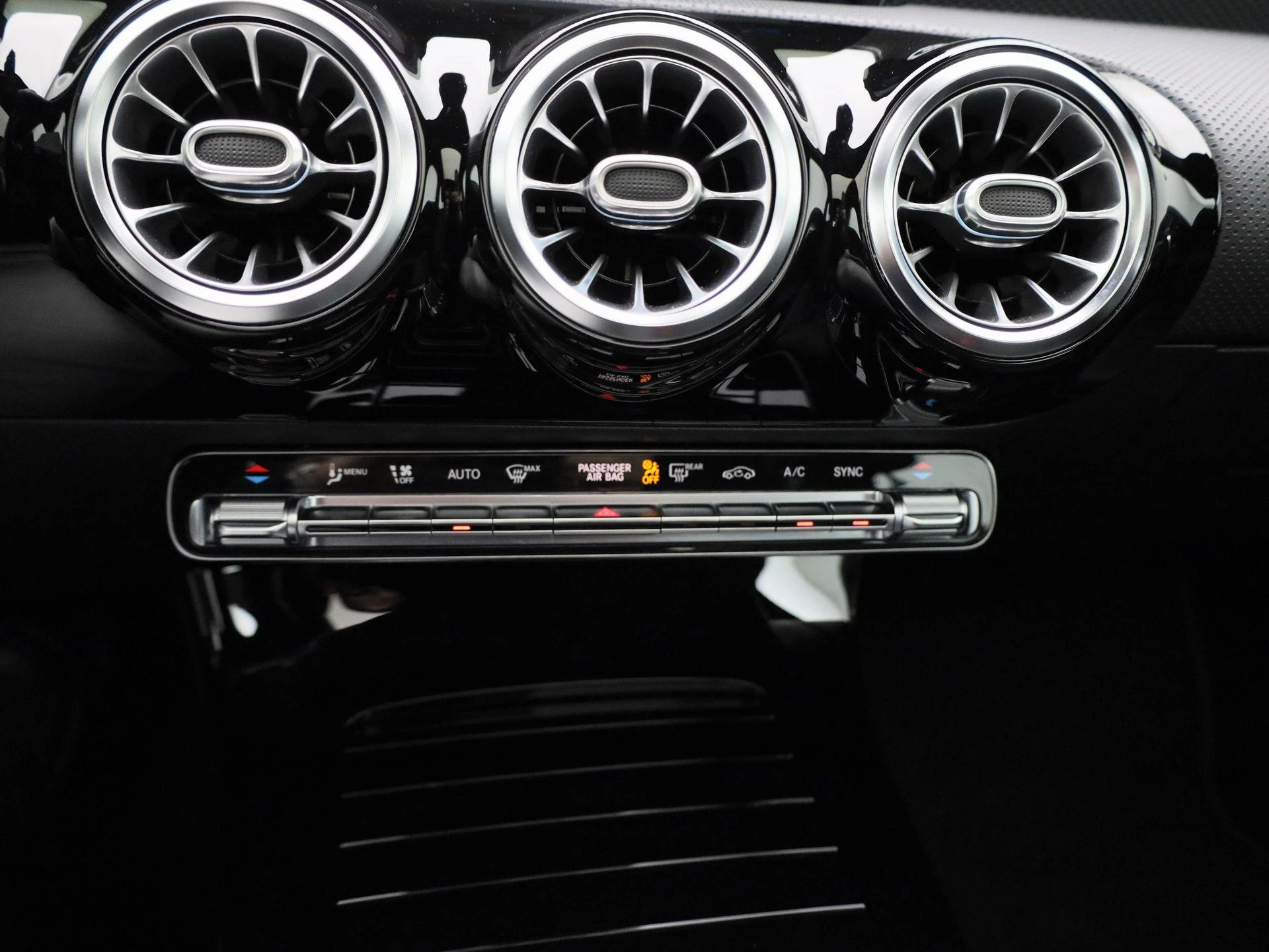 Mercedes-Benz-CLA-image-18