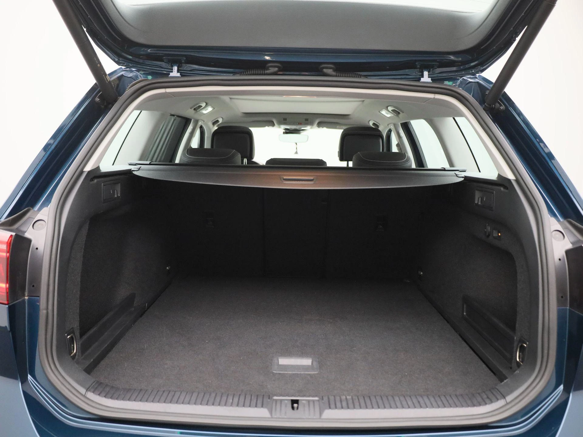 Volkswagen-Passat-image-13