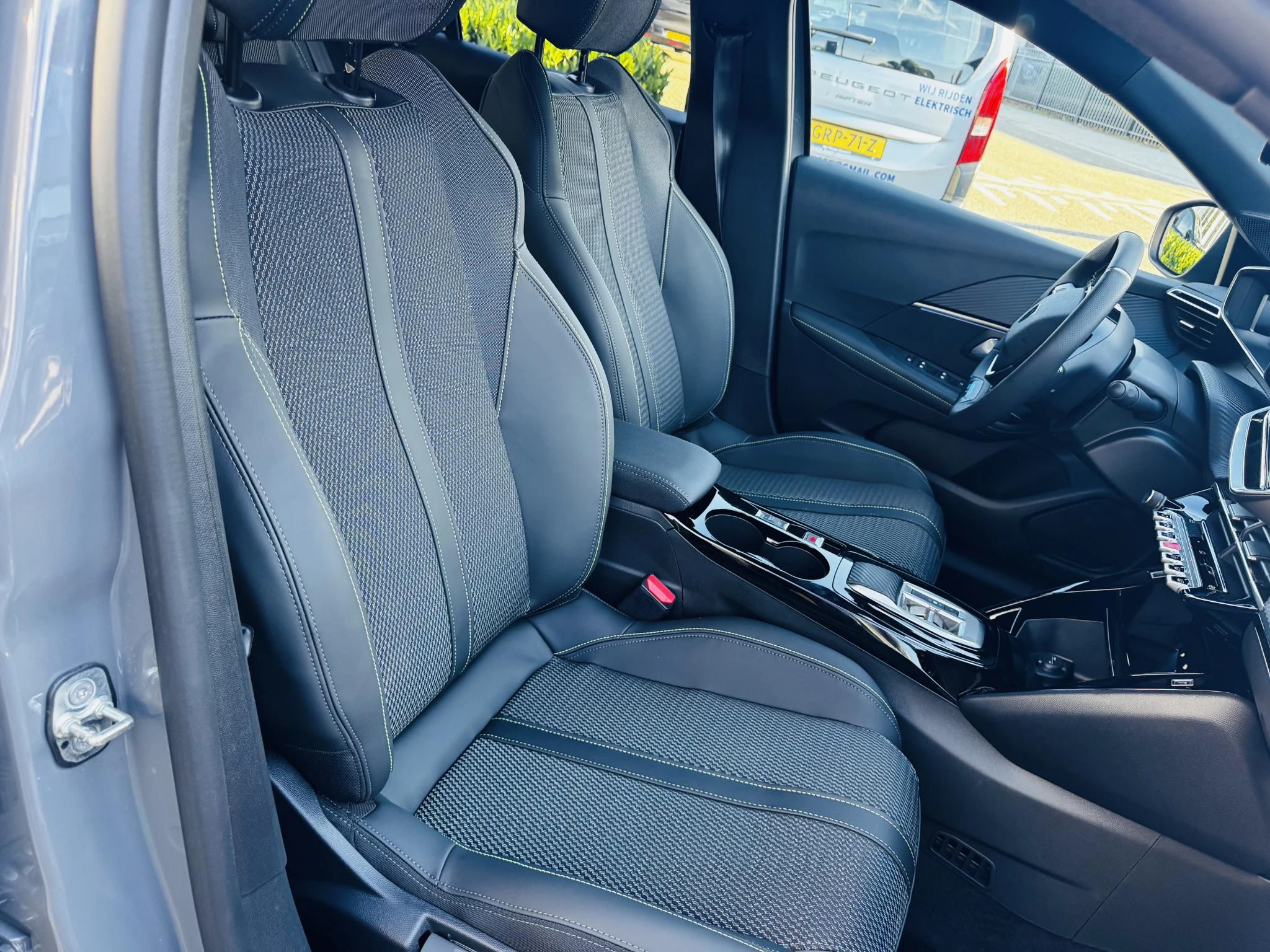 Peugeot-208-image-30