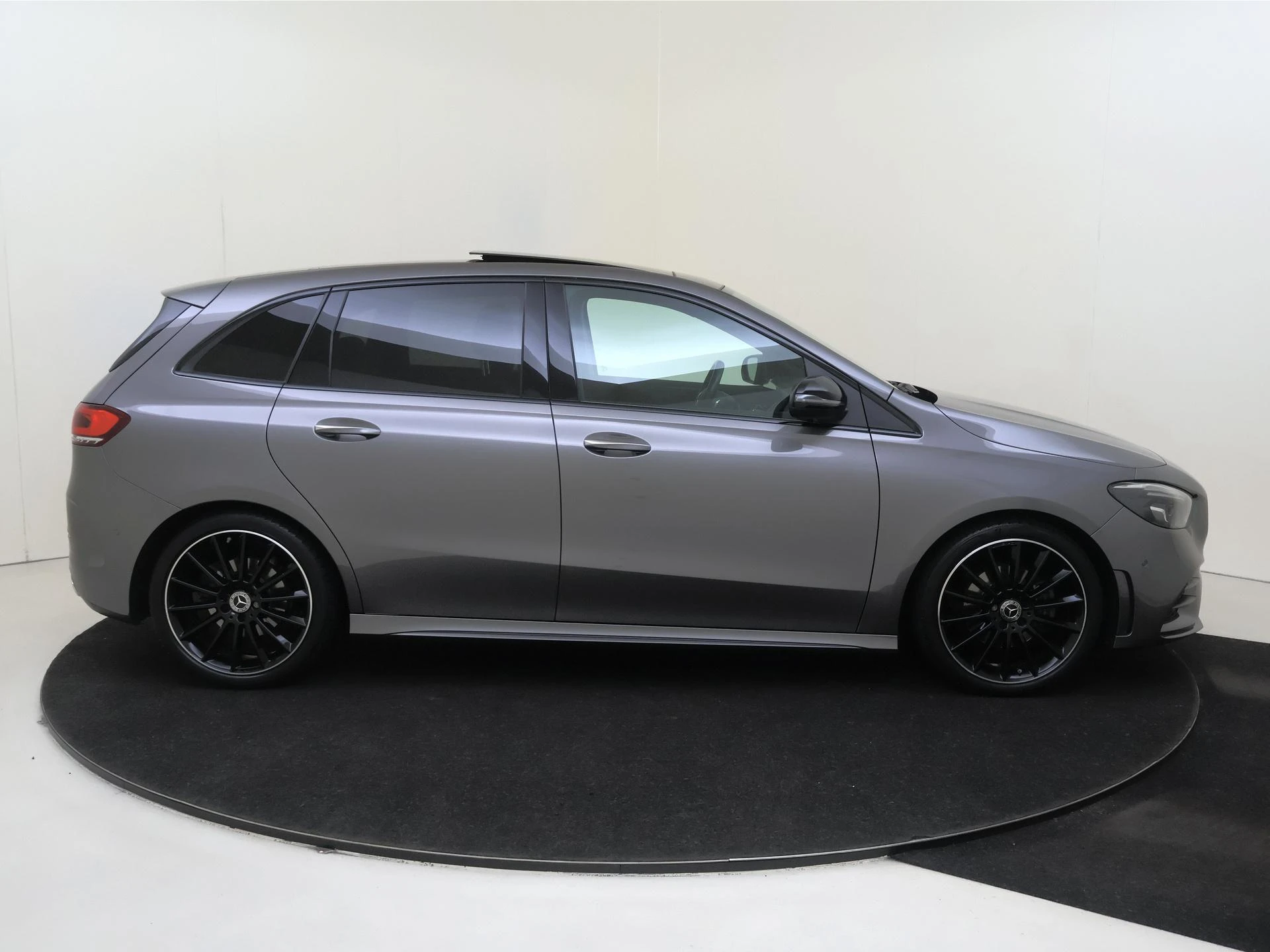 Mercedes-Benz-B-Klasse-image-8