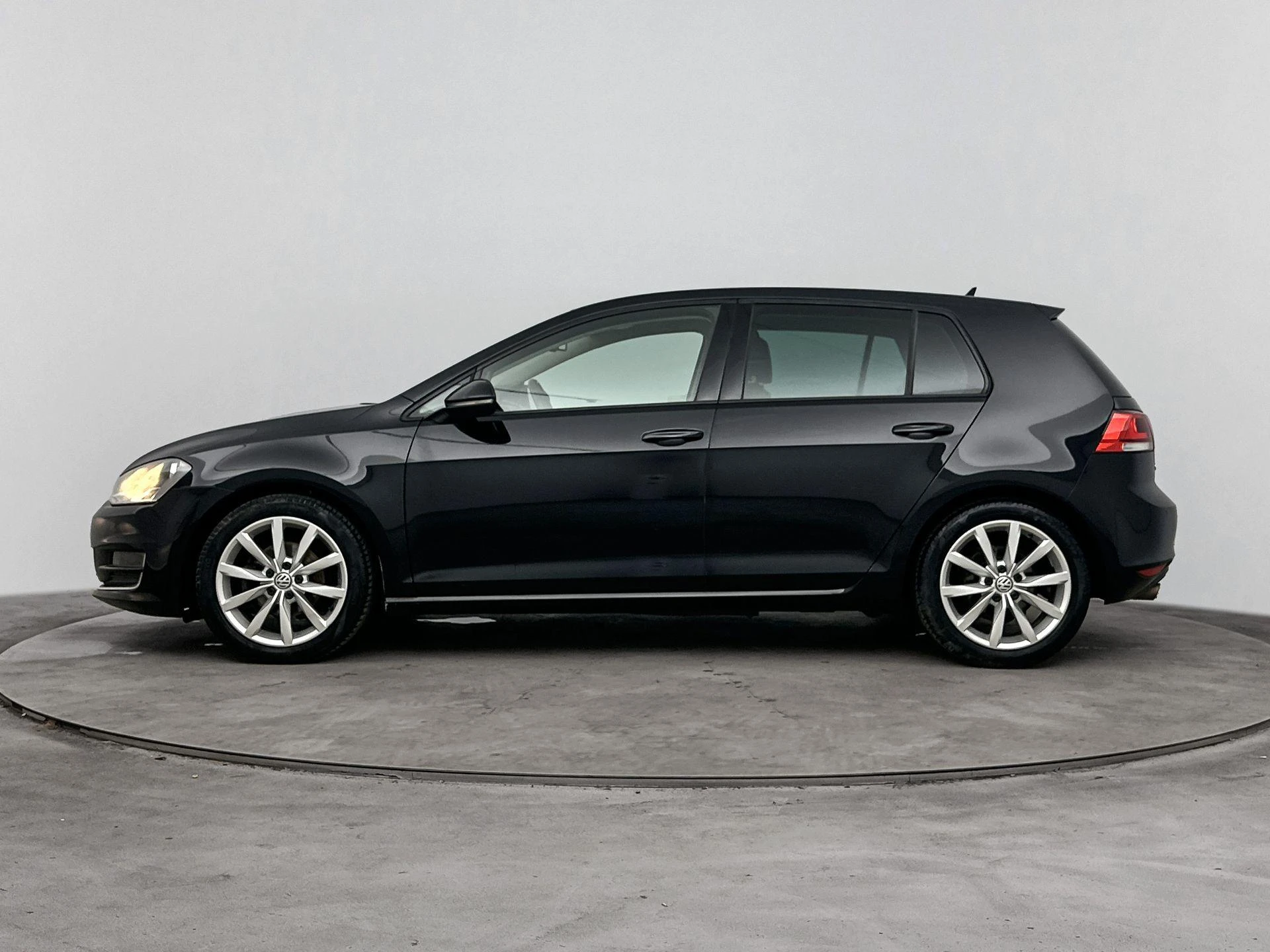 Volkswagen-Golf-image-1