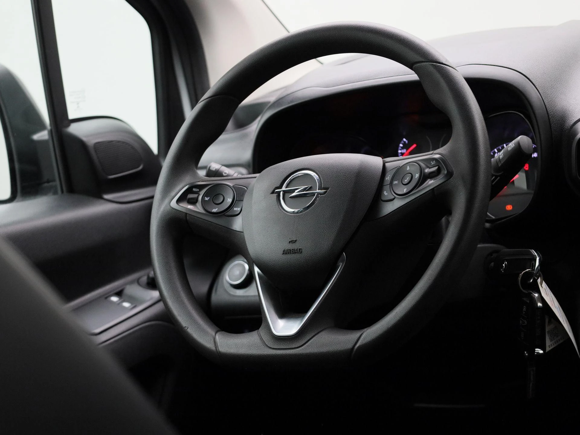 Opel-Combo Life-image-30