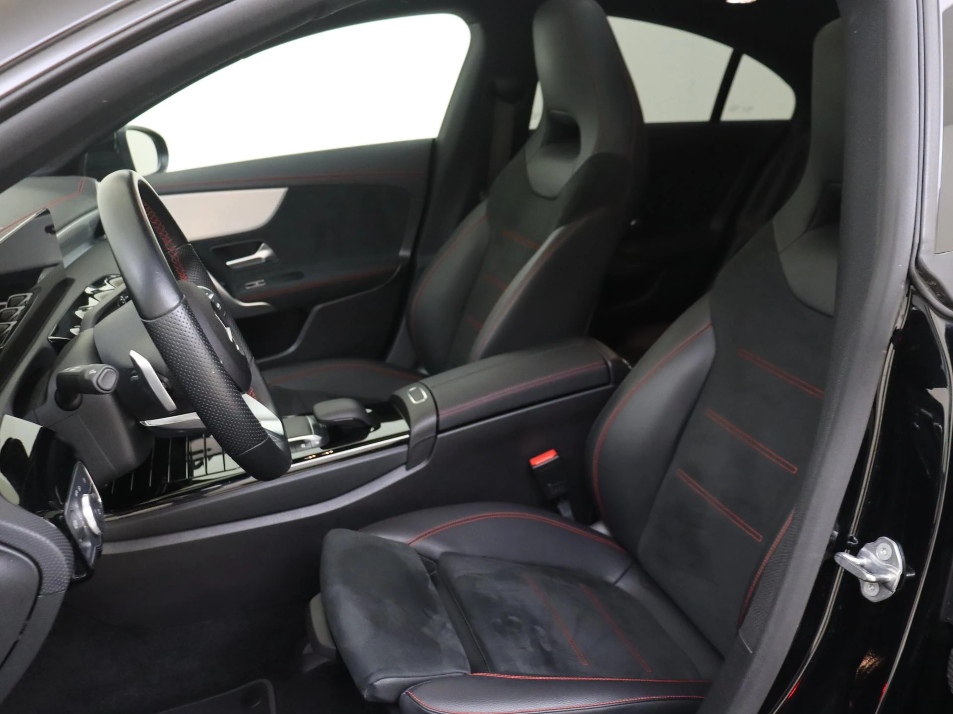 Mercedes-Benz-CLA-image-10