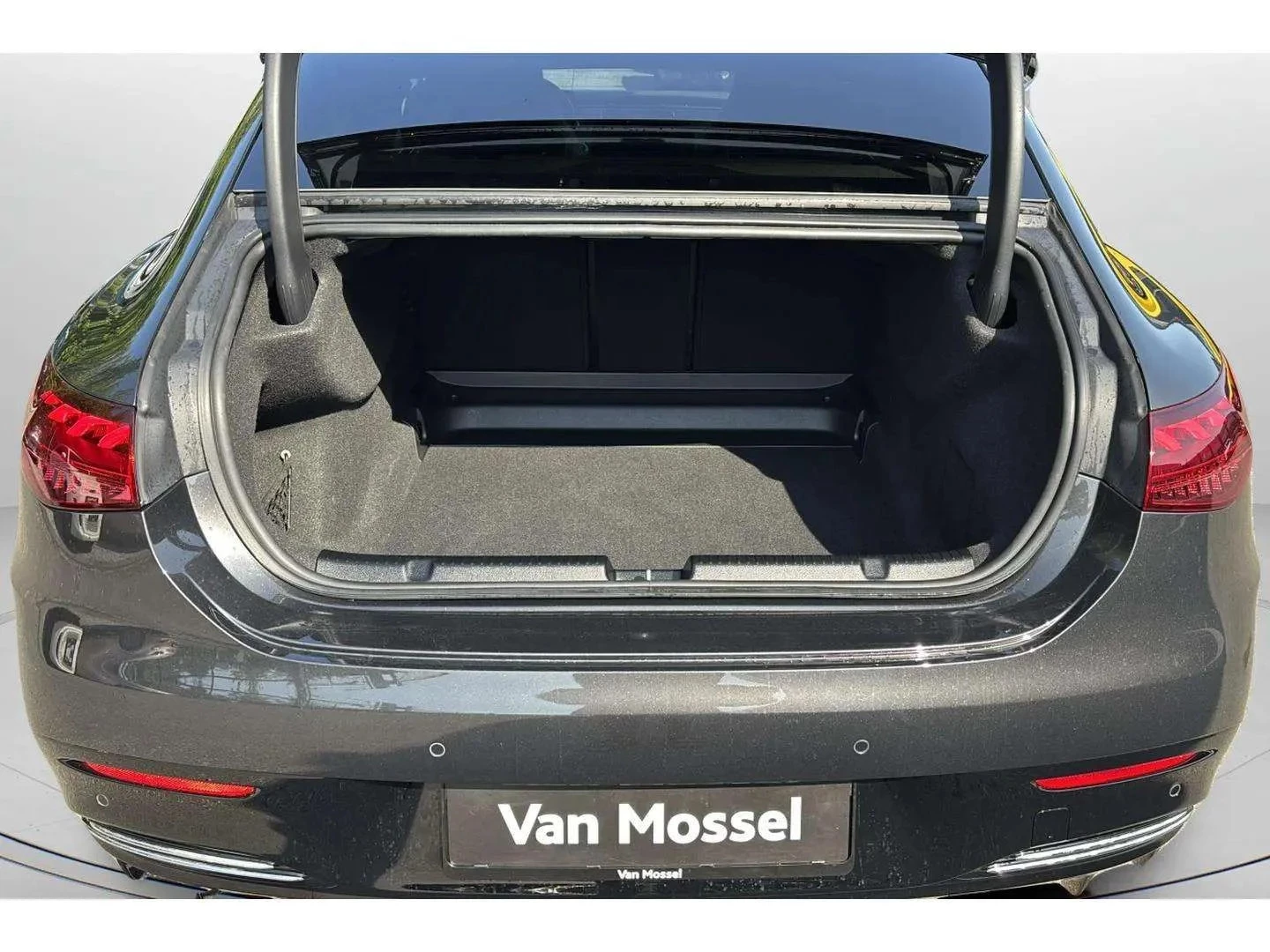 Mercedes-Benz-EQE-image-13