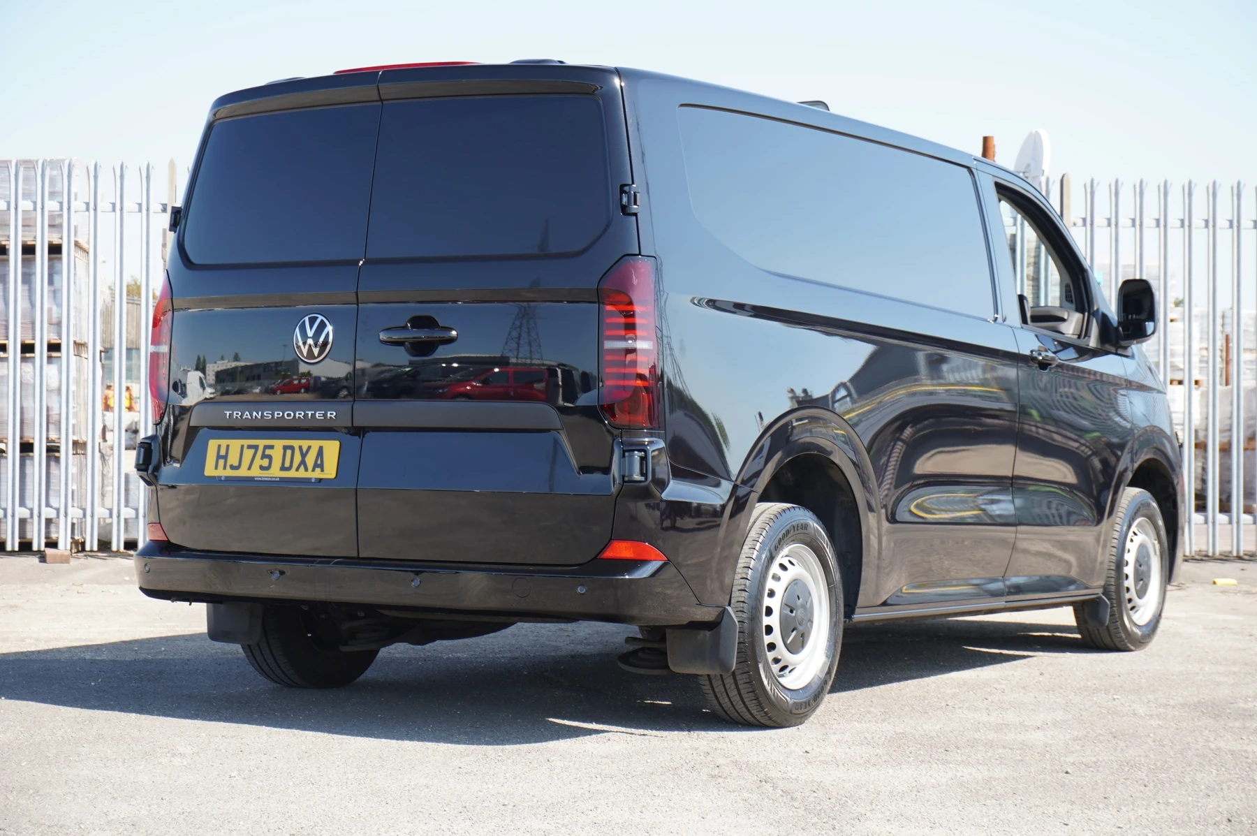 Volkswagen-Transporter-image-25