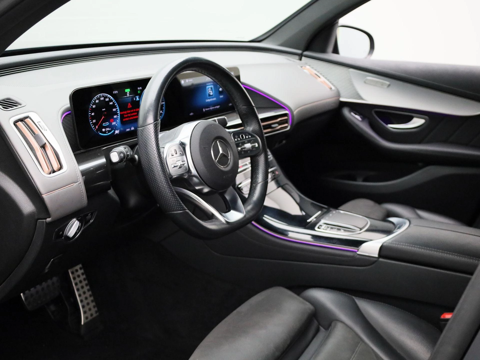 Mercedes-Benz-EQC-image-33