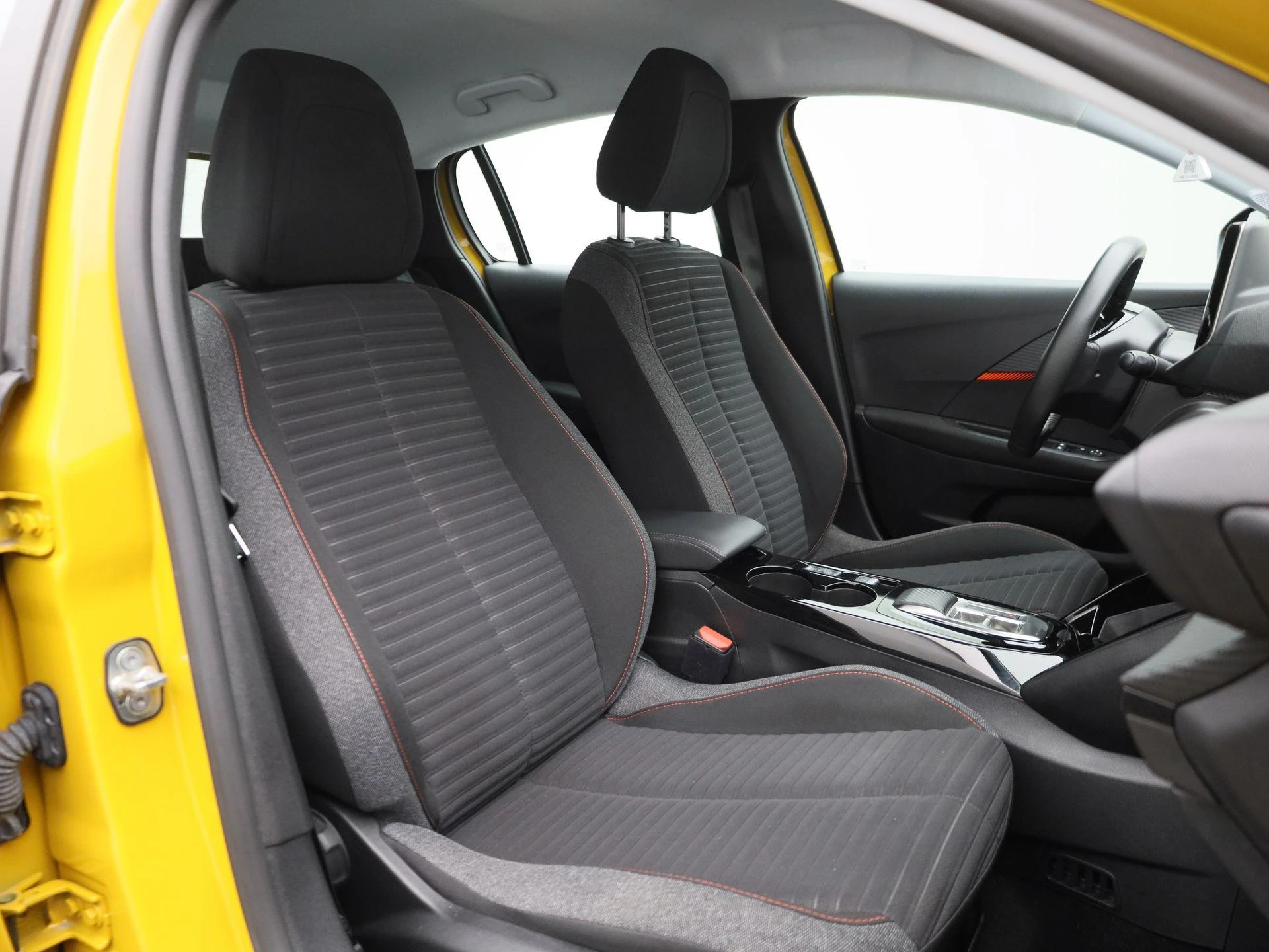 Peugeot-e-208-image-35