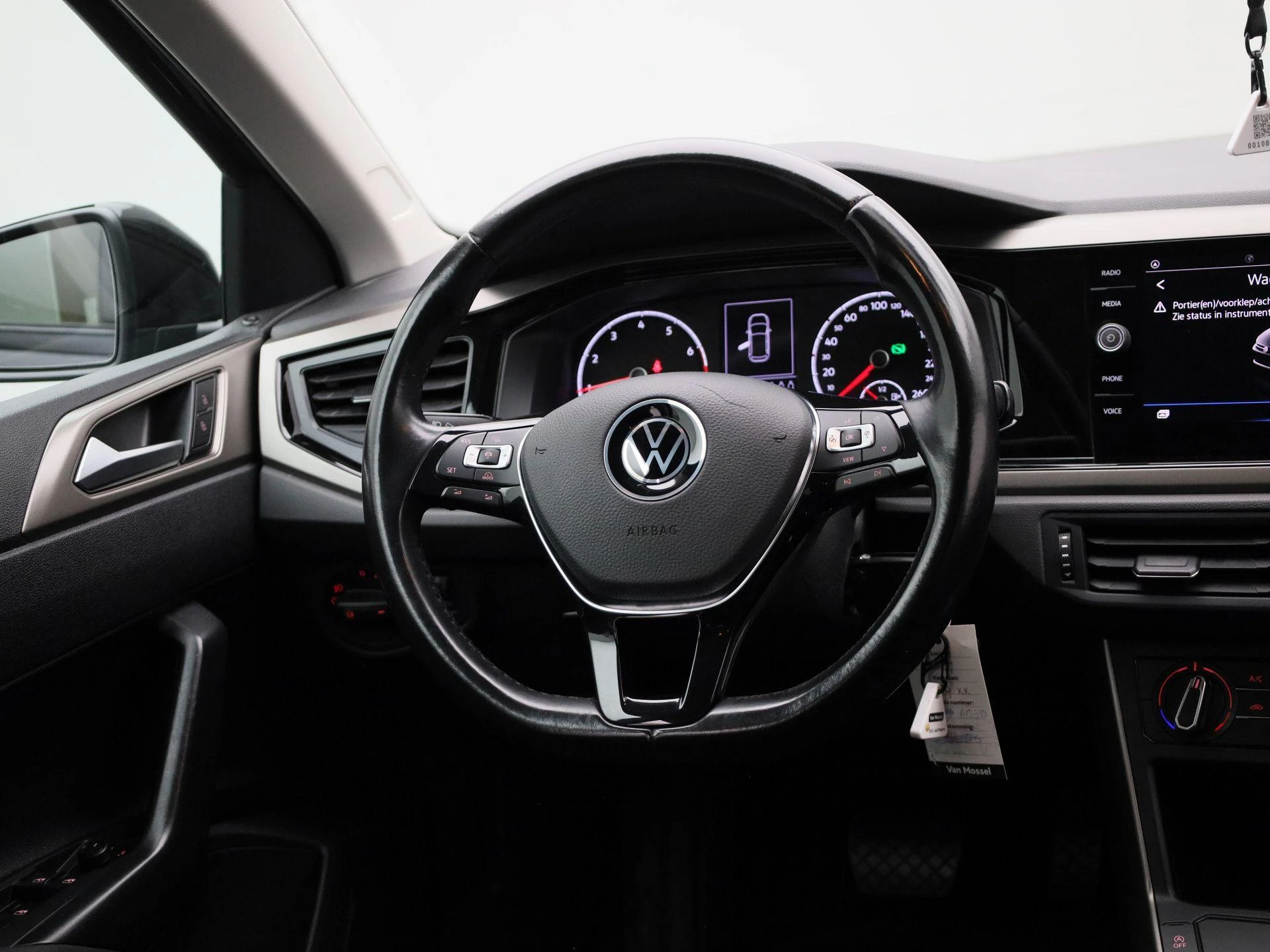 Volkswagen-Polo-image-9