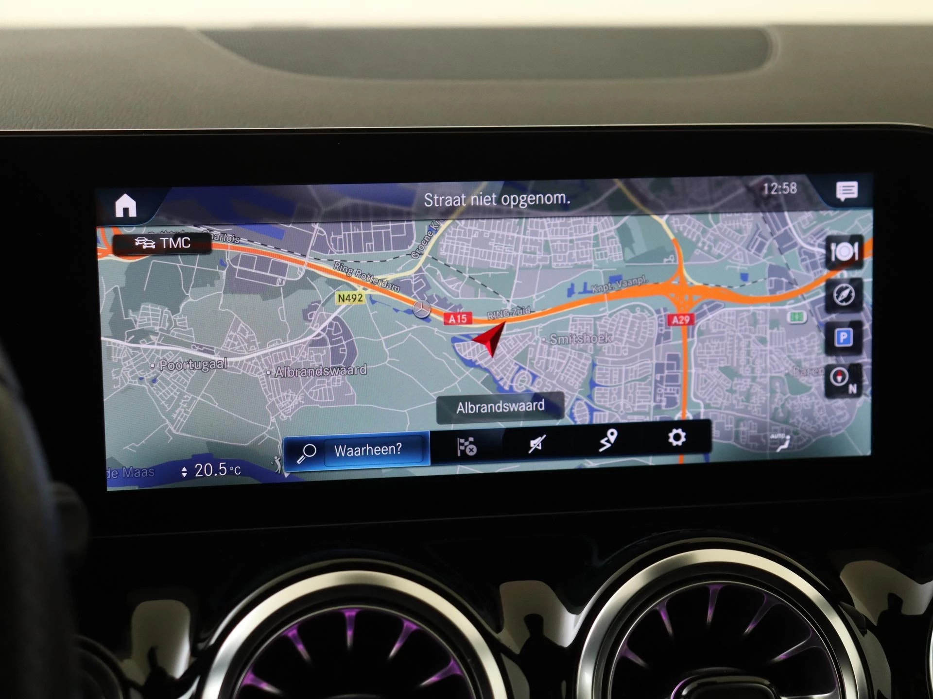 Mercedes-Benz-GLA-image-19