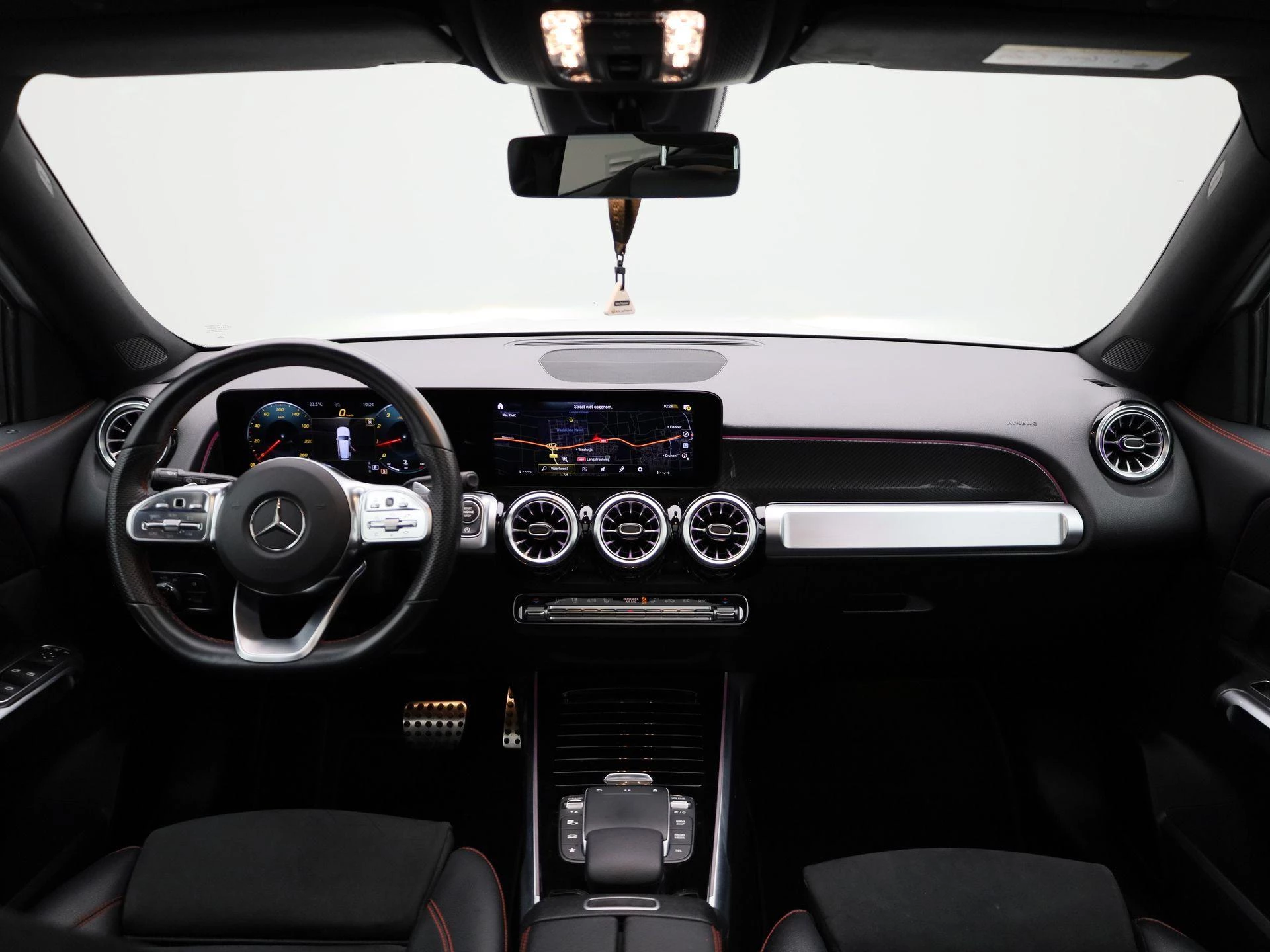 Mercedes-Benz-GLB-image-42