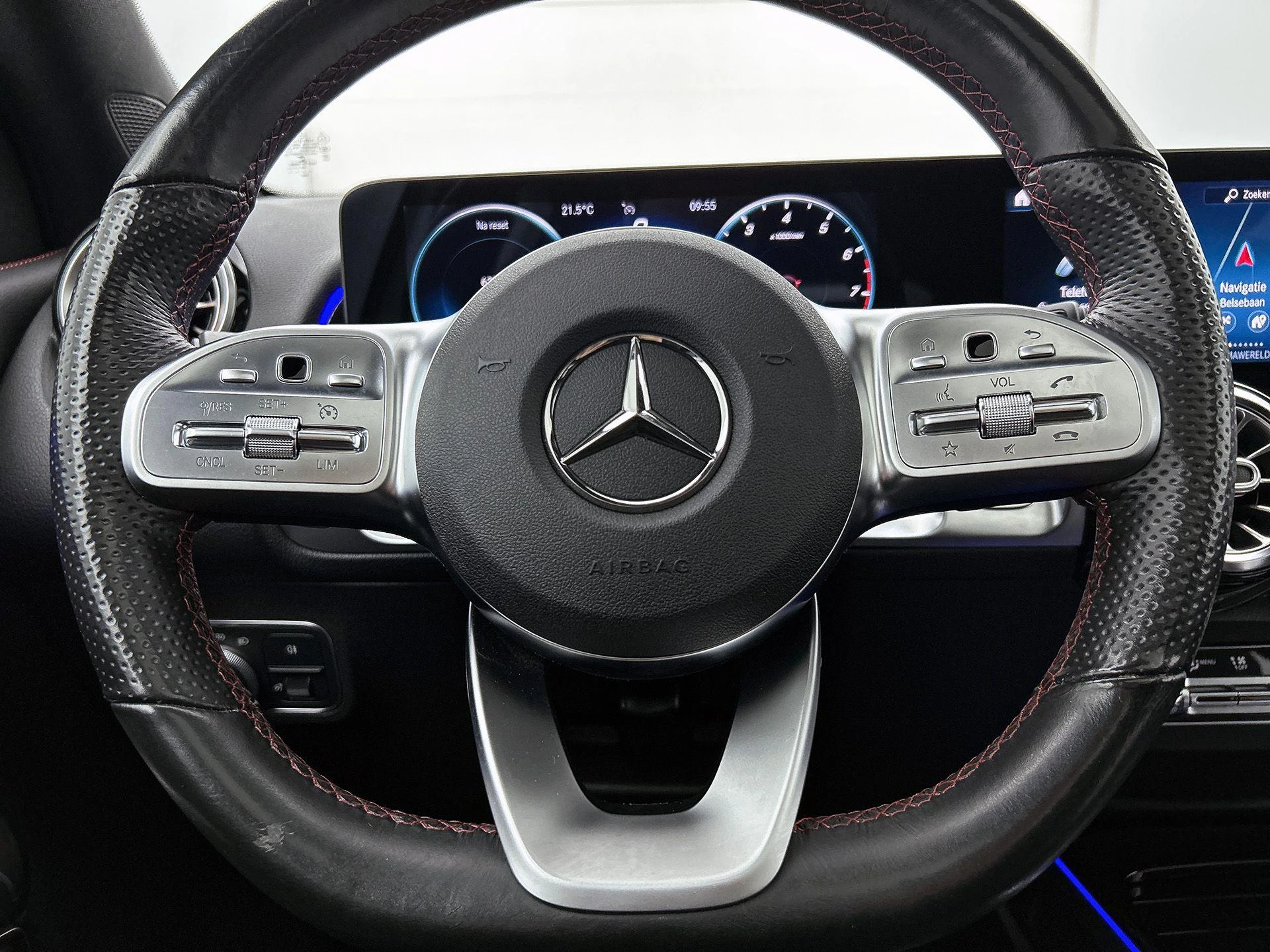 Mercedes-Benz-GLB-image-34