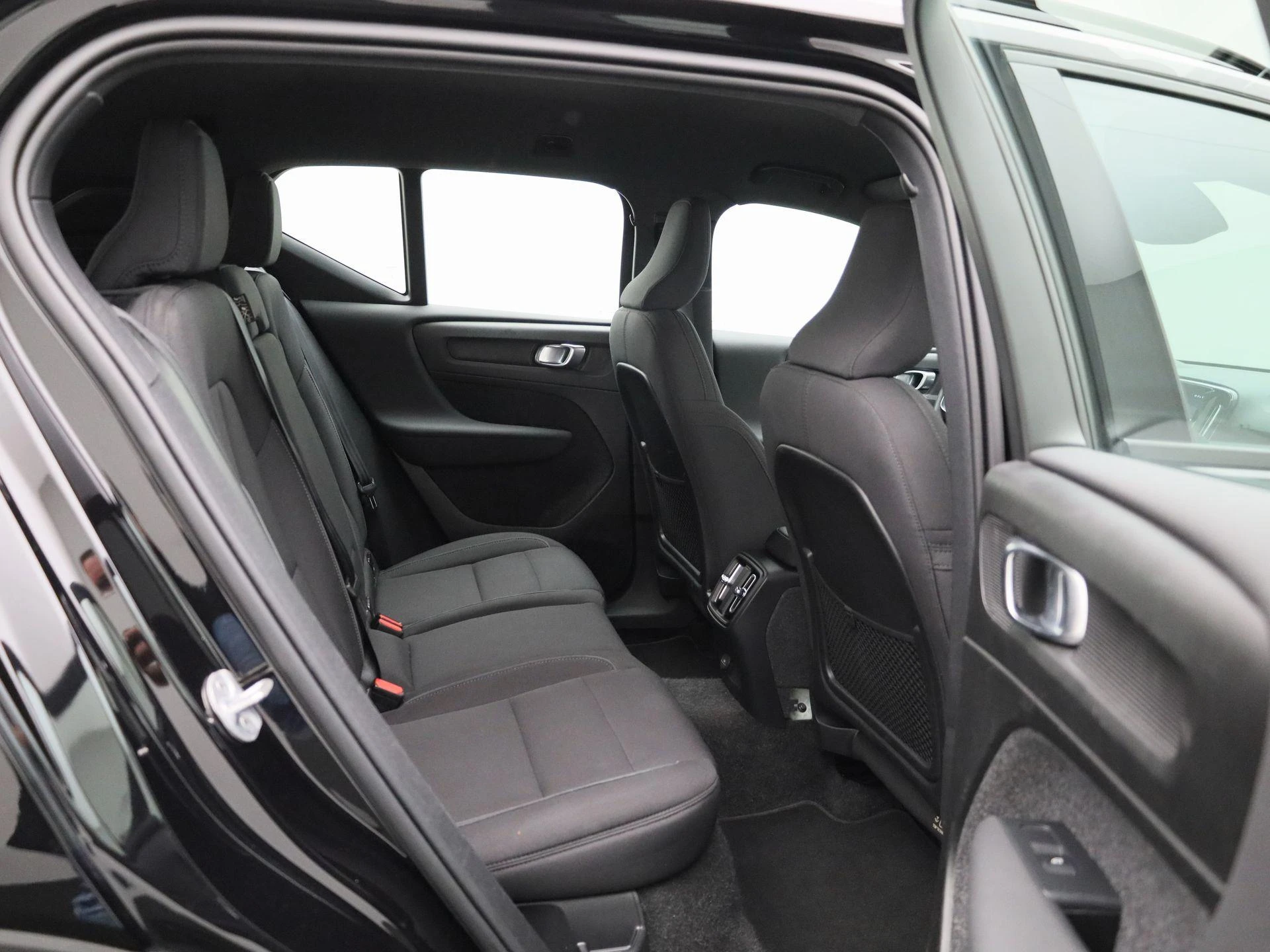 Volvo-EX40-image-31