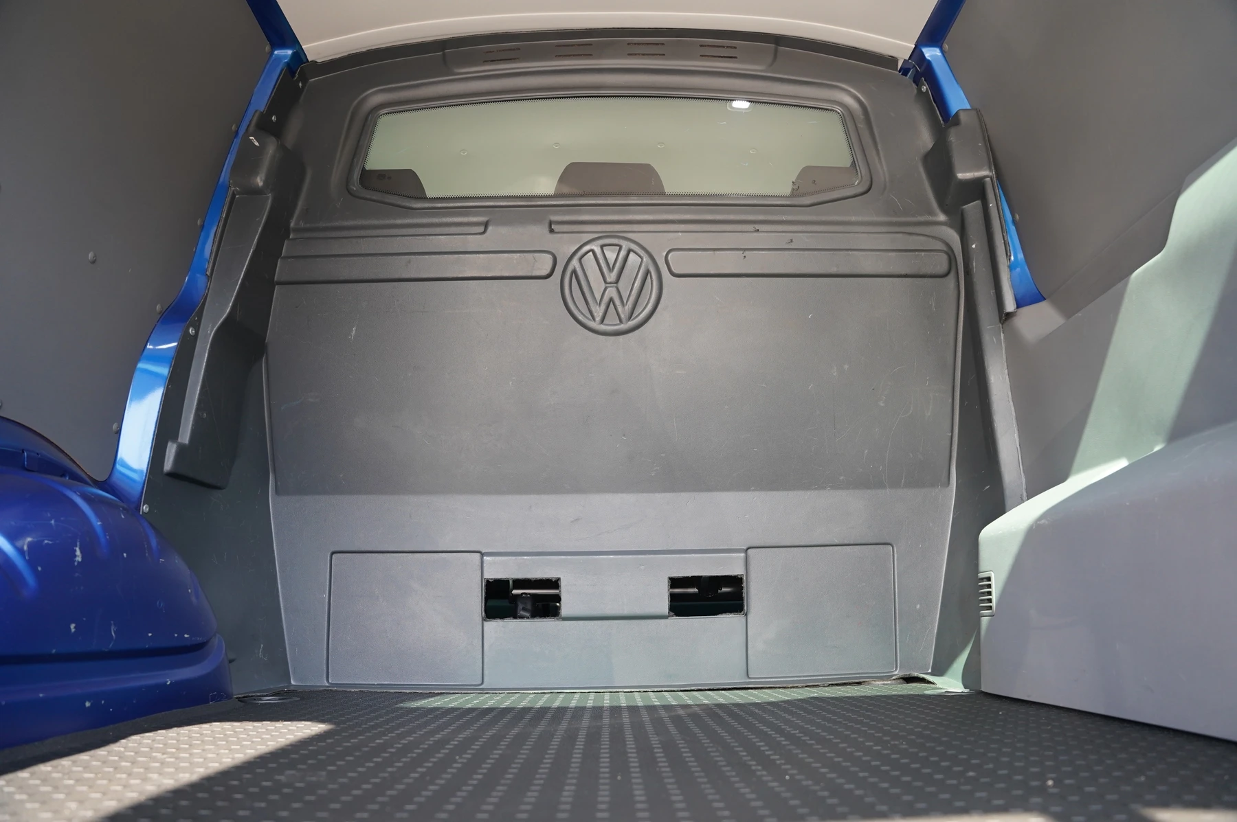 Volkswagen-Transporter-image-10
