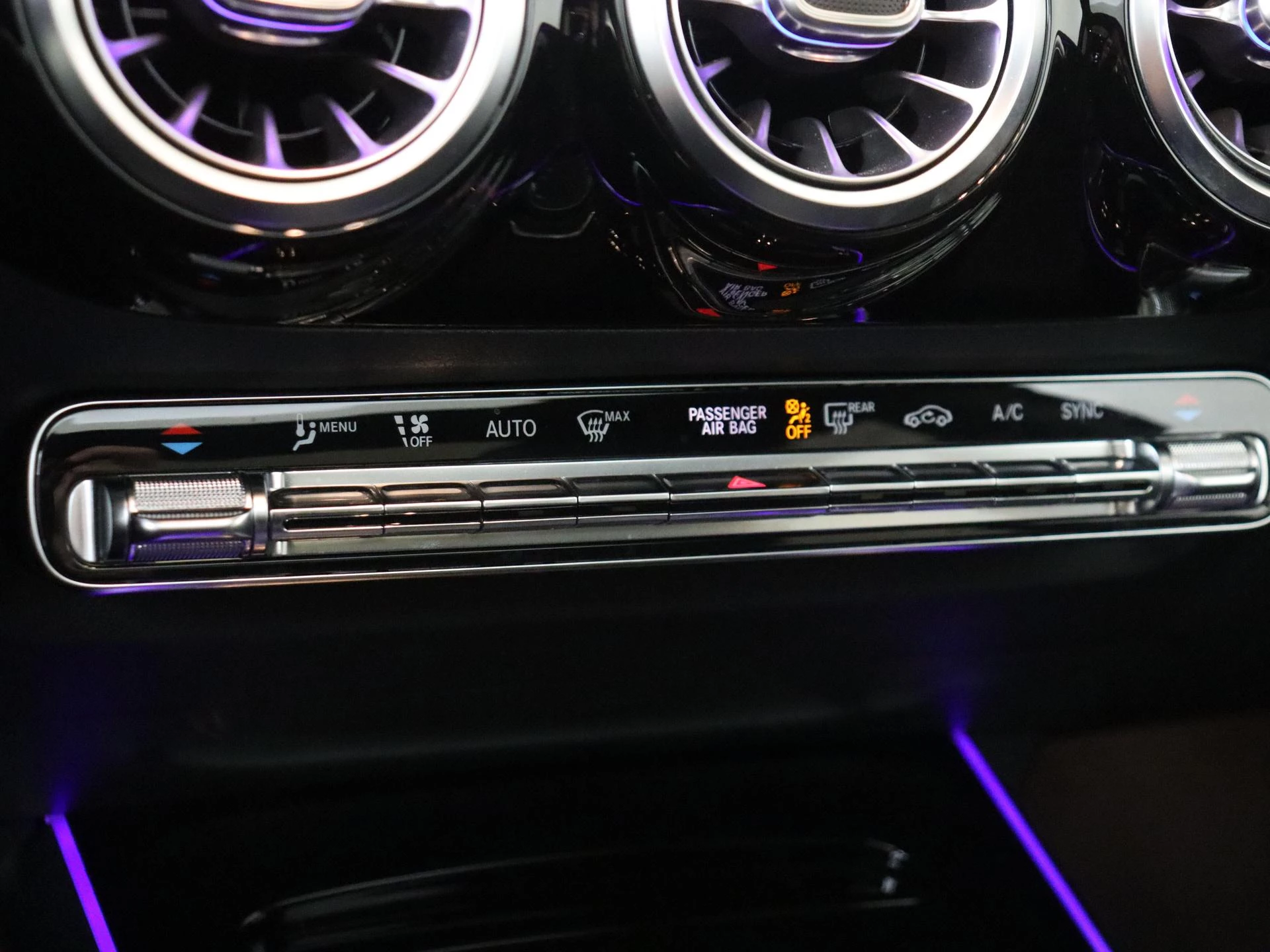 Mercedes-Benz-GLA-image-19