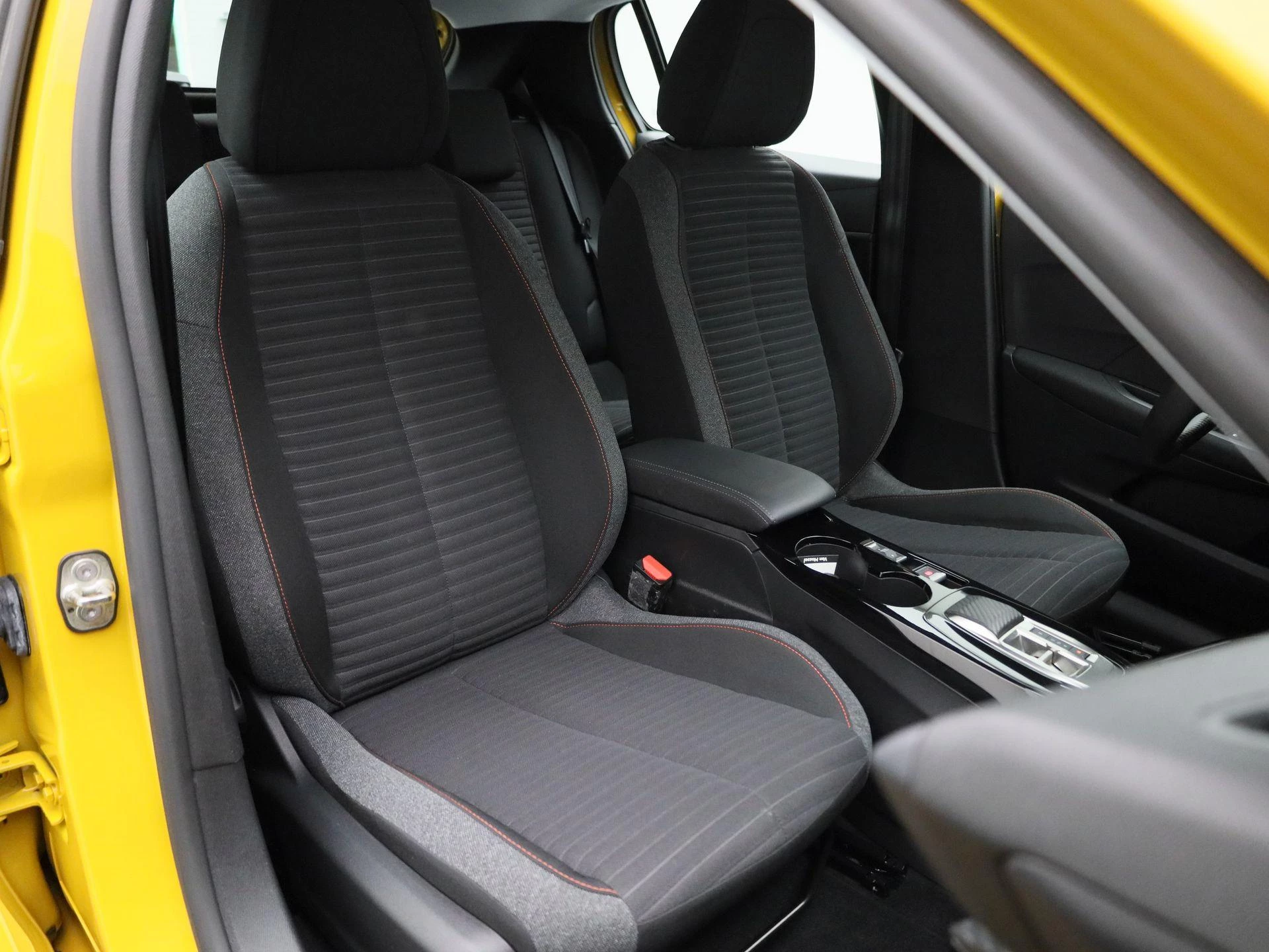 Peugeot-e-208-image-35