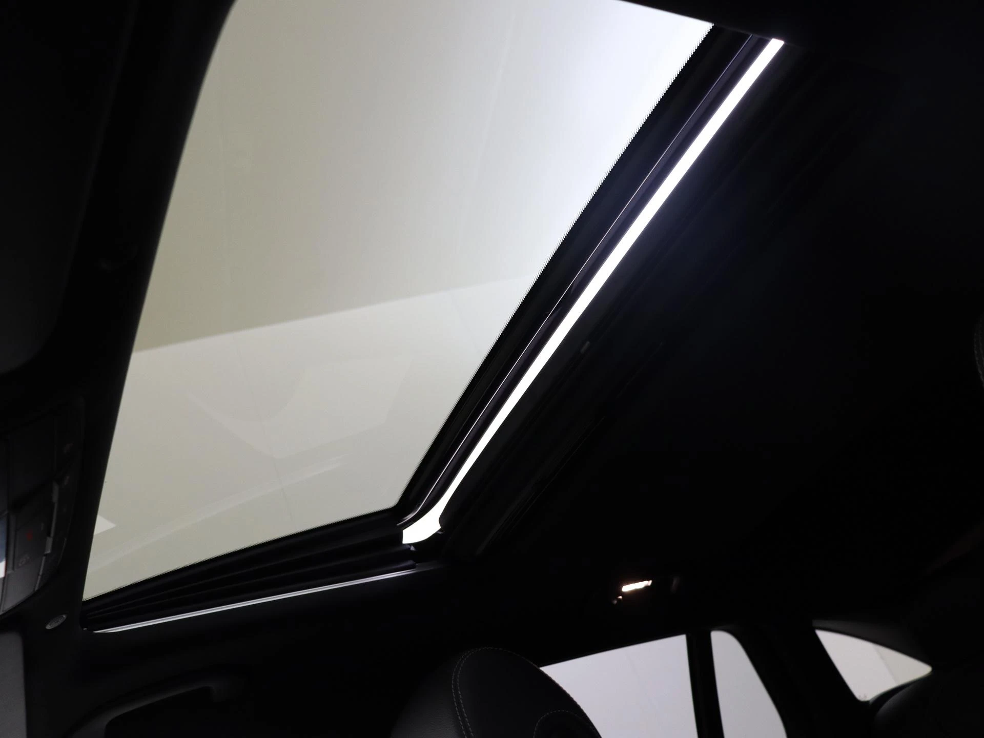 Mercedes-Benz-EQC-image-27