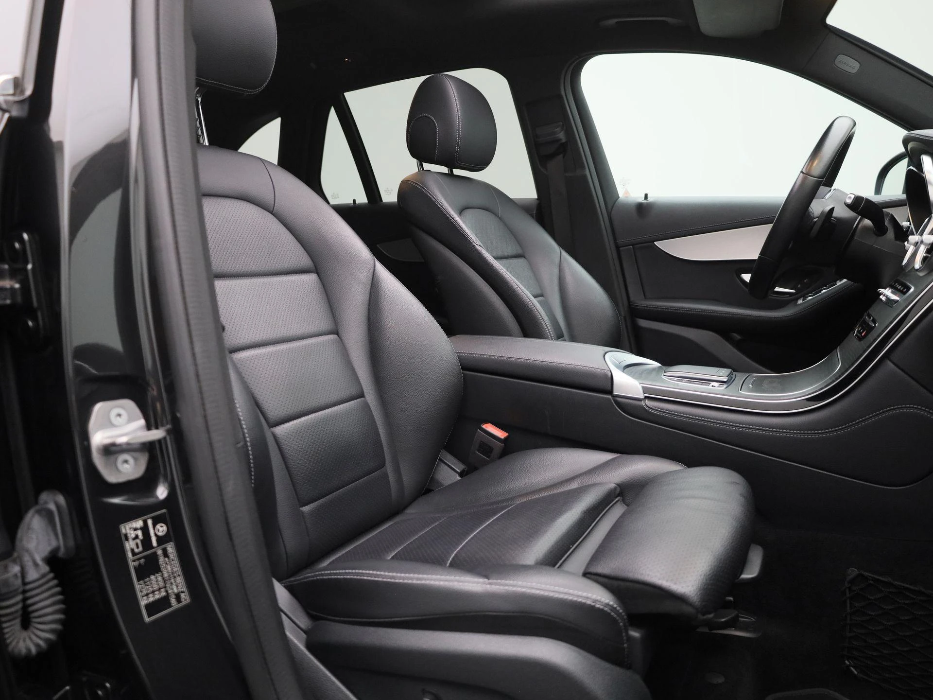Mercedes-Benz-GLC-image-36