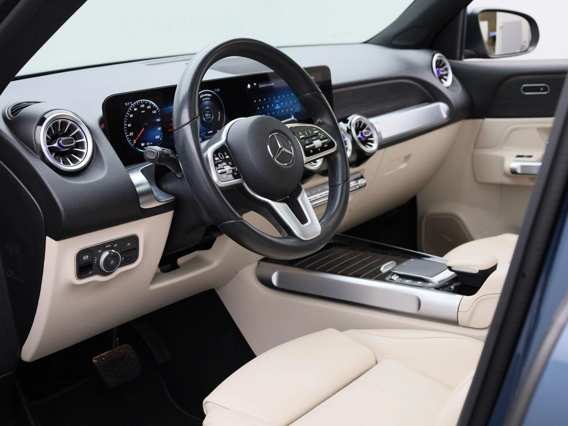 Mercedes-Benz-EQB-image-16