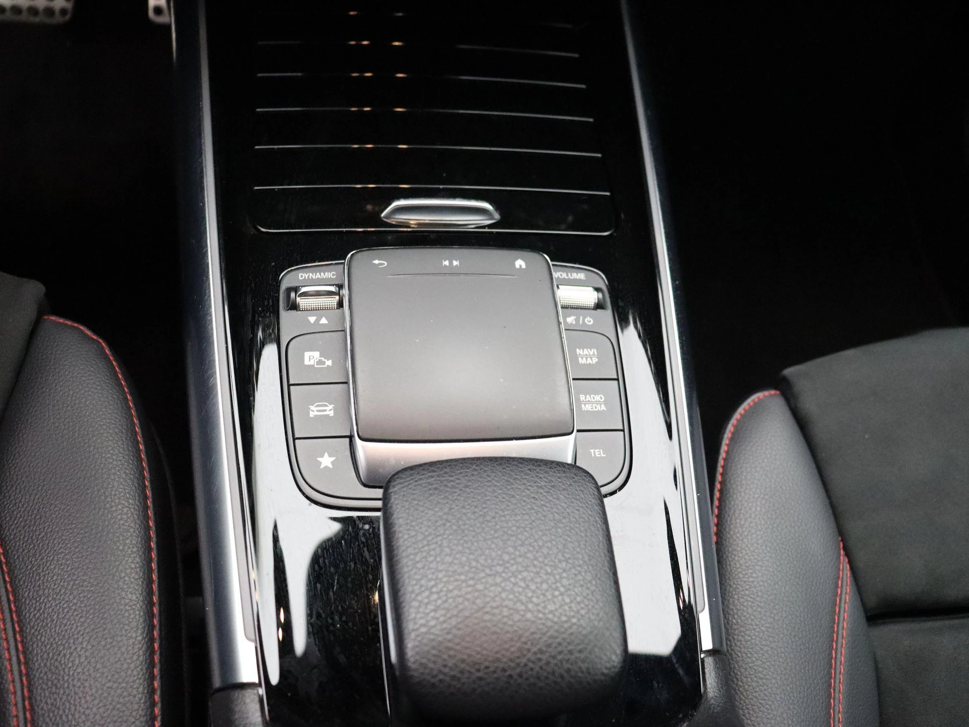 Mercedes-Benz B-Klasse 250 AMG Line + 224 PK + CARPLAY + NIGHTPAKKET +