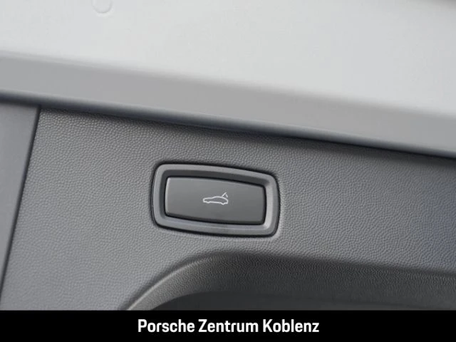 Porsche Macan 4 -