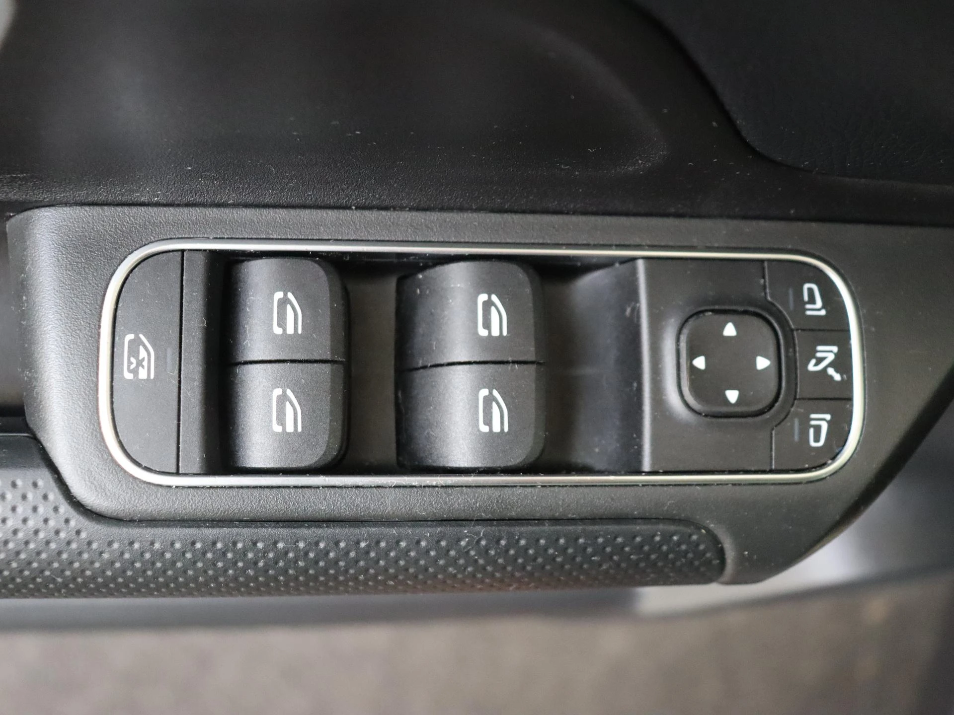 Mercedes-Benz-GLB-image-24