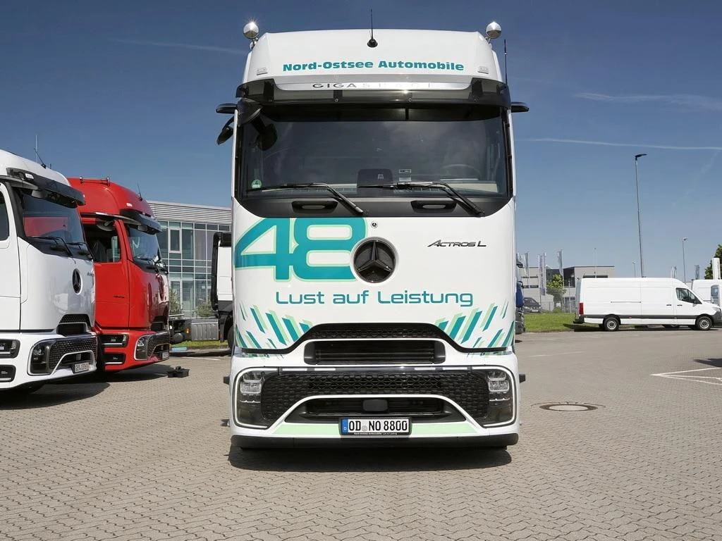 Mercedes-Benz-Actros-image-2