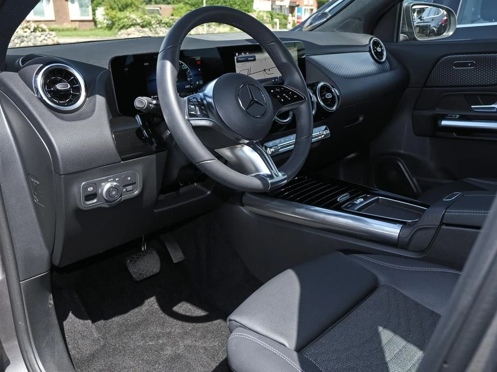 Mercedes-Benz-GLA 200 d-image-8