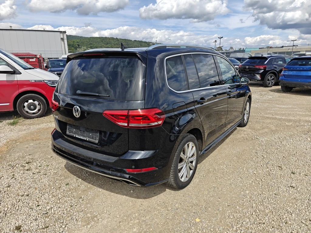Volkswagen-Touran-image-2