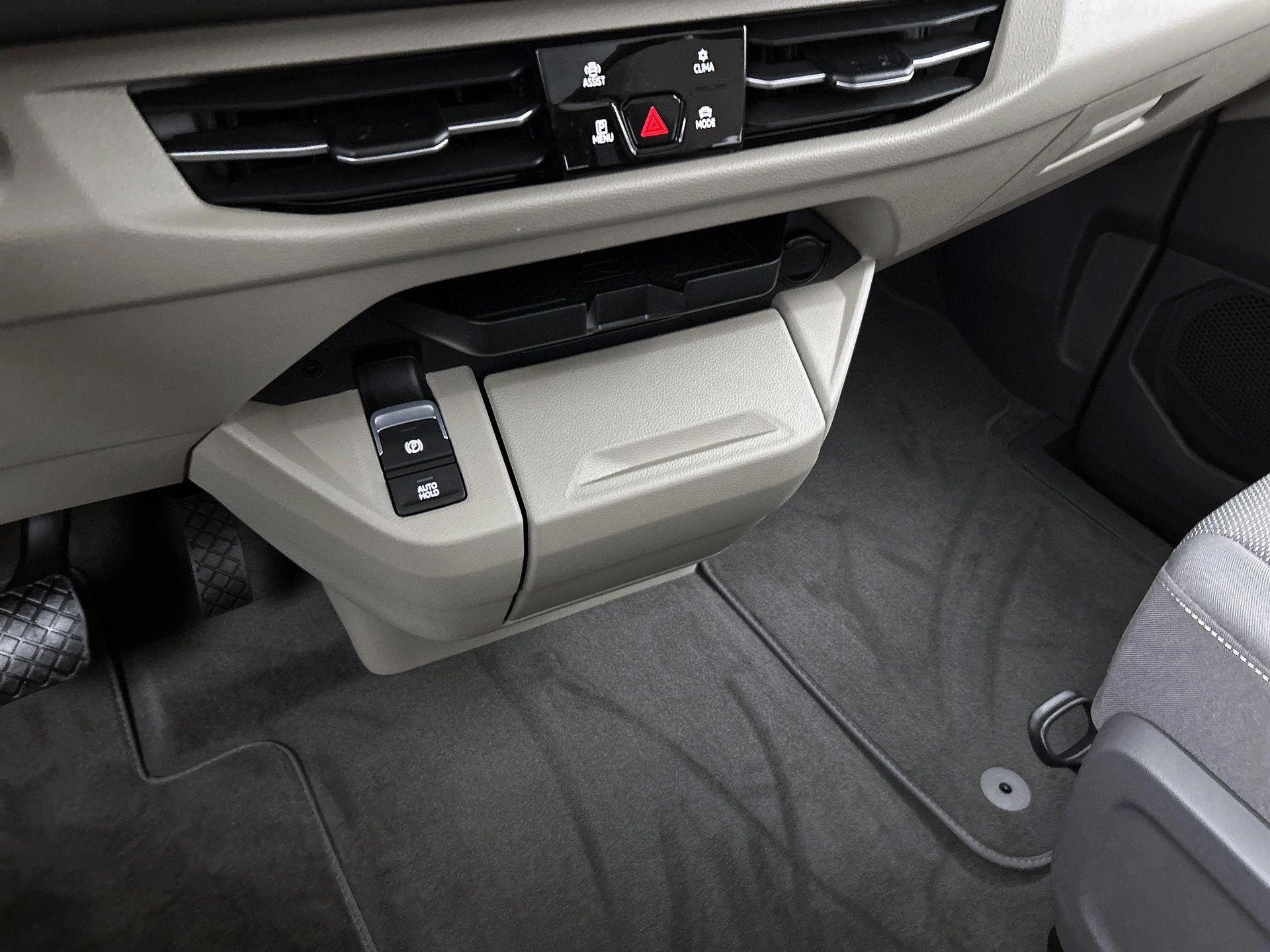 Volkswagen-Multivan-image-11