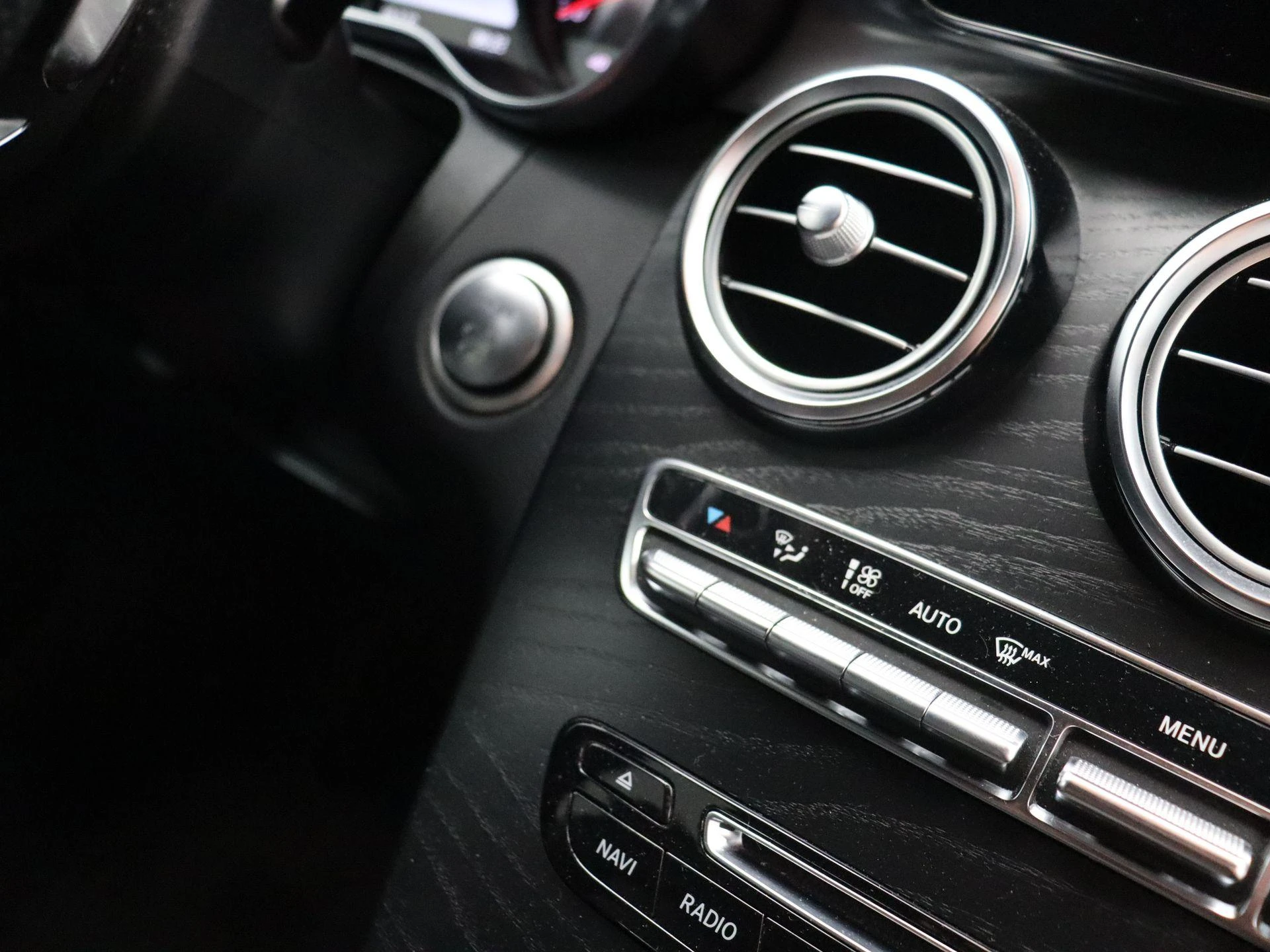 Mercedes-Benz-GLC-image-23