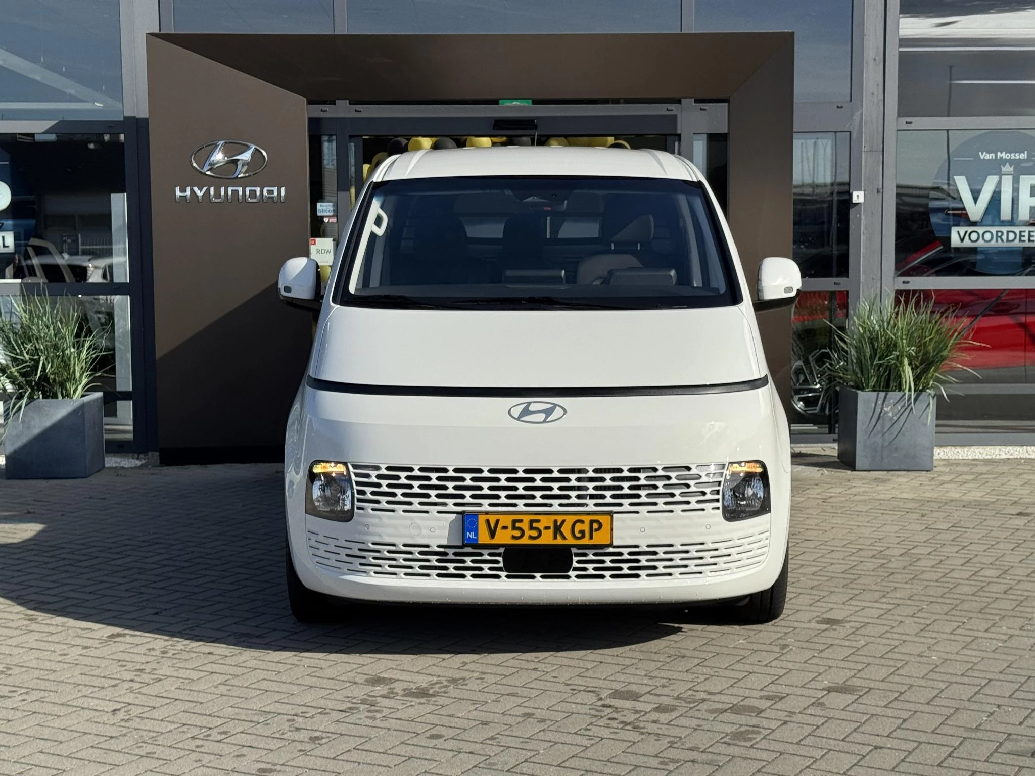 Hyundai-Staria-image-2