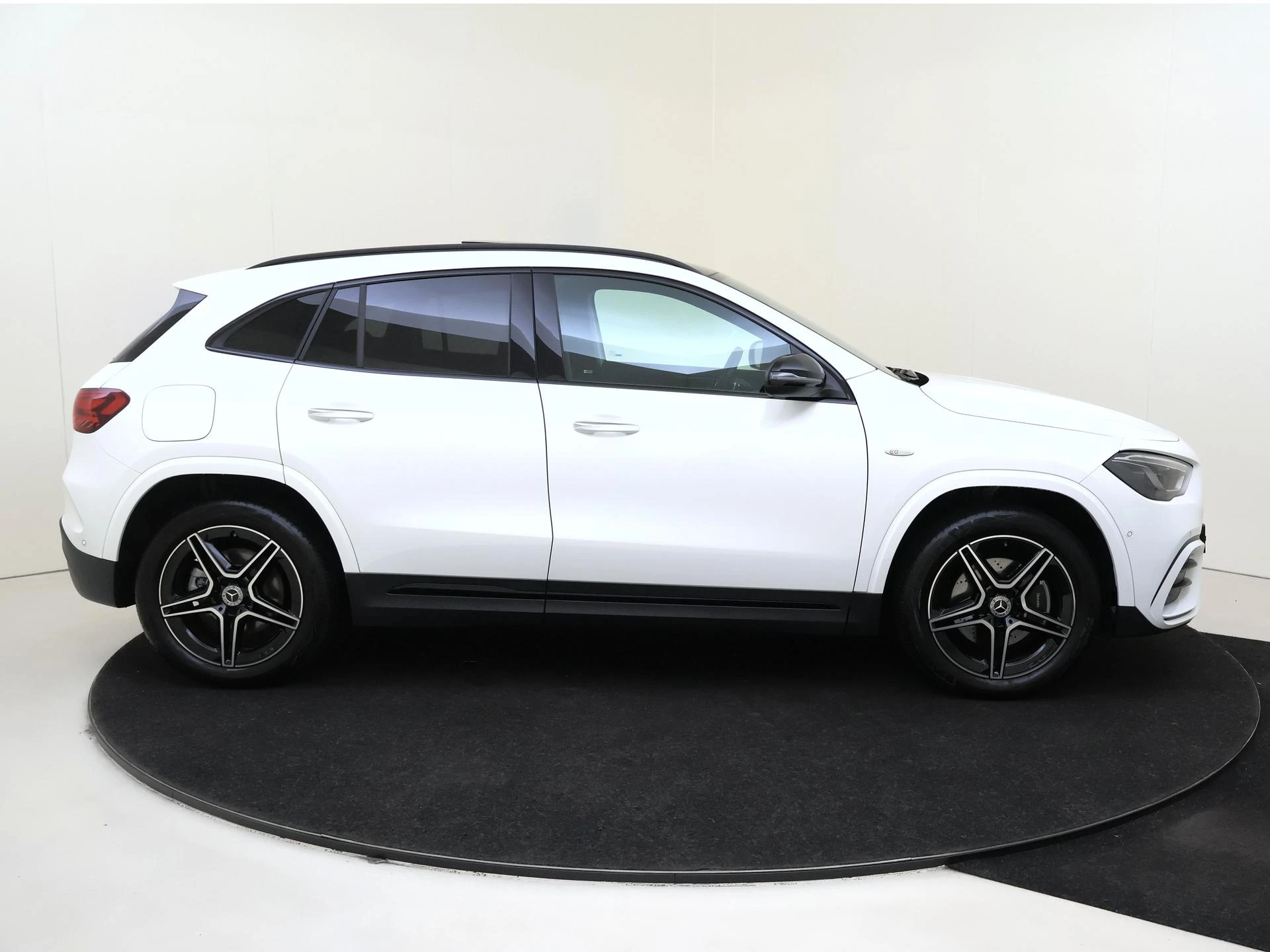 Mercedes-Benz-GLA-image-8