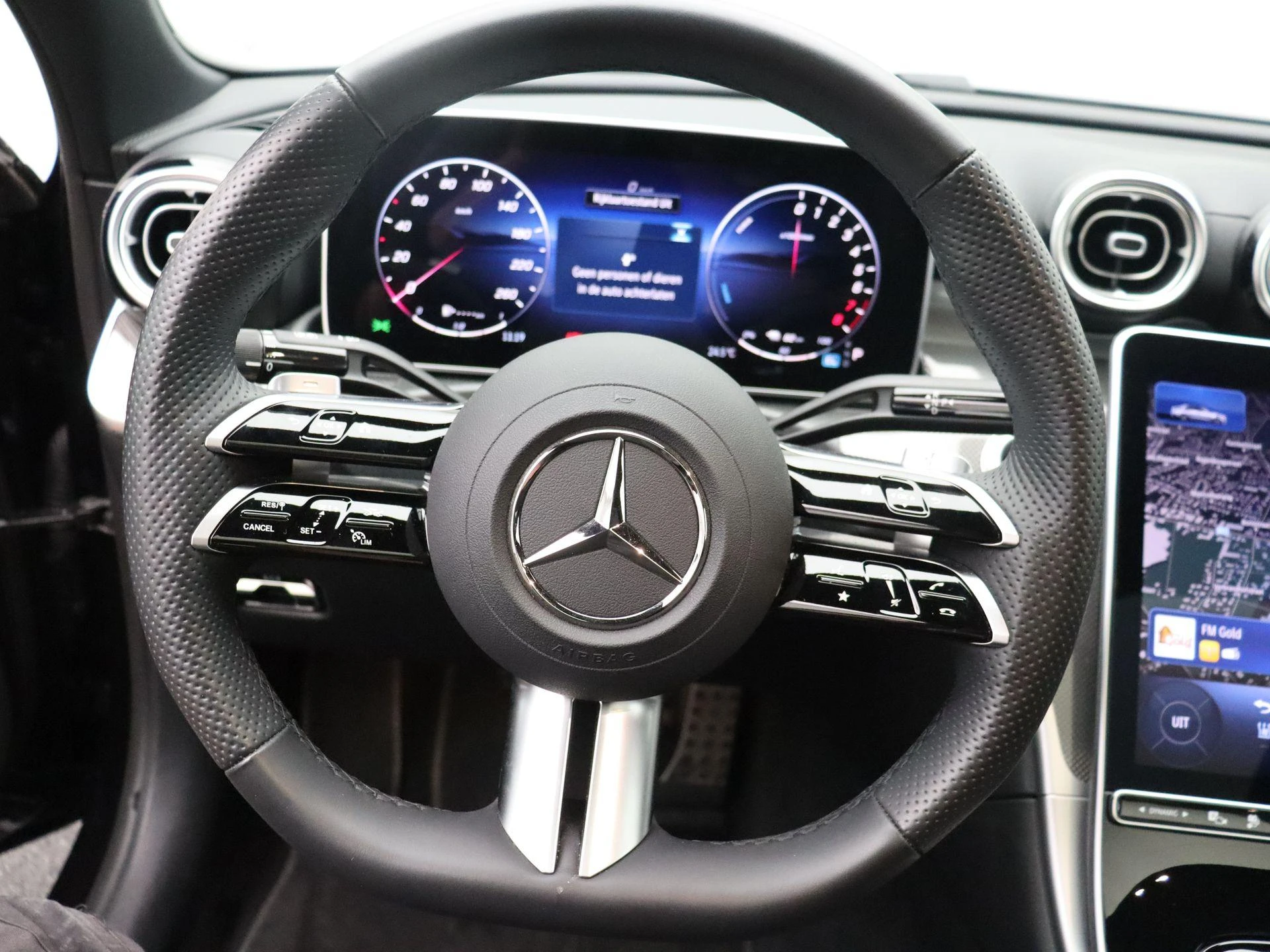 Mercedes-Benz-C-Klasse-image-14