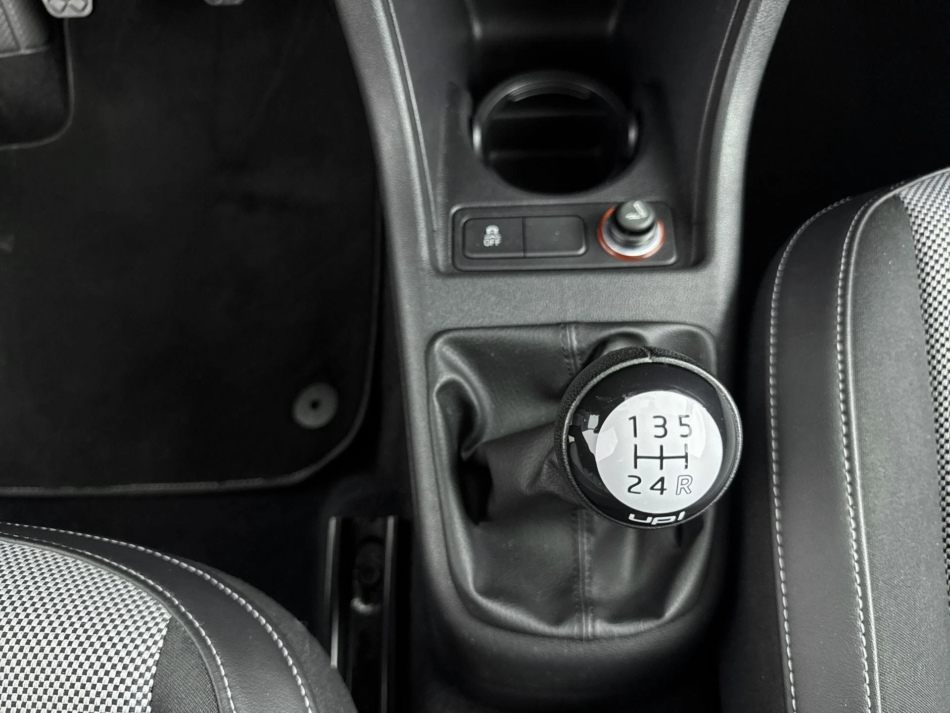 Volkswagen-up!-image-19