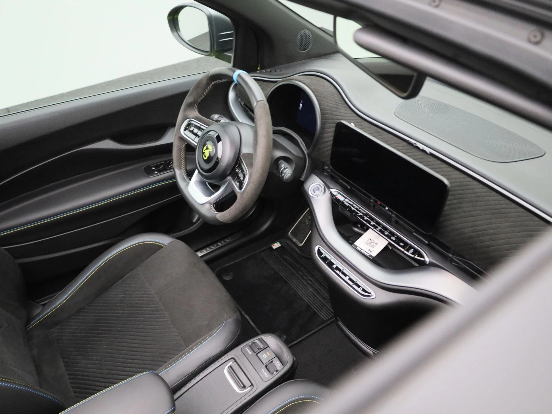 Abarth-500C-image-28