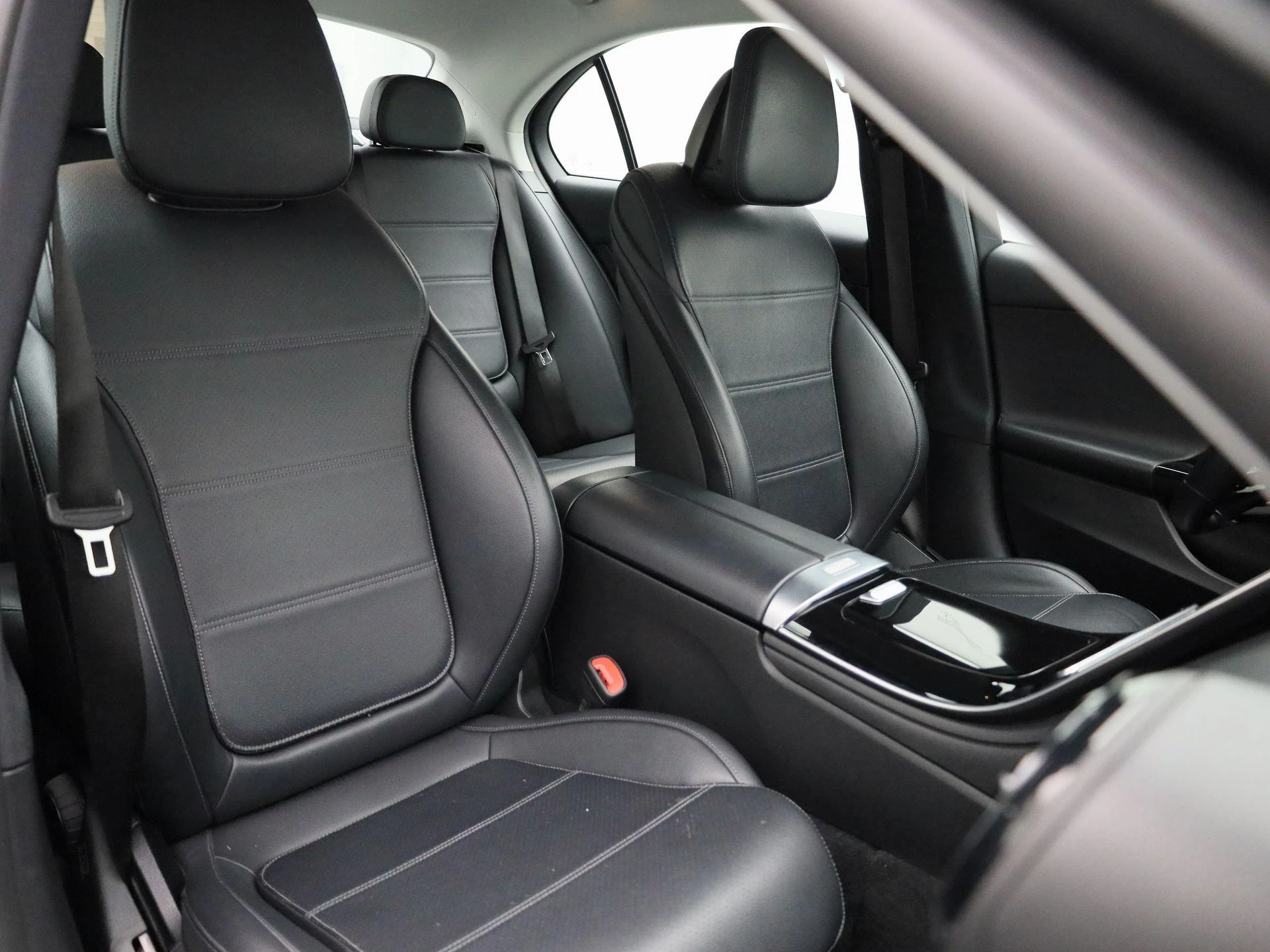 Mercedes-Benz-C-Klasse-image-39