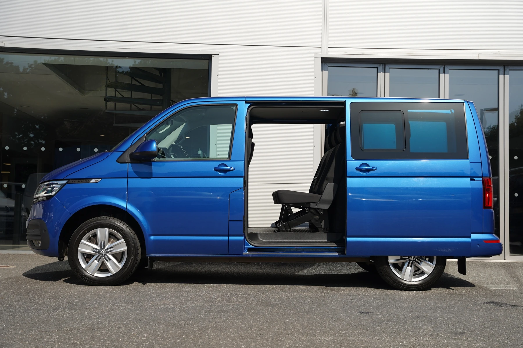 Volkswagen-Transporter-image-35