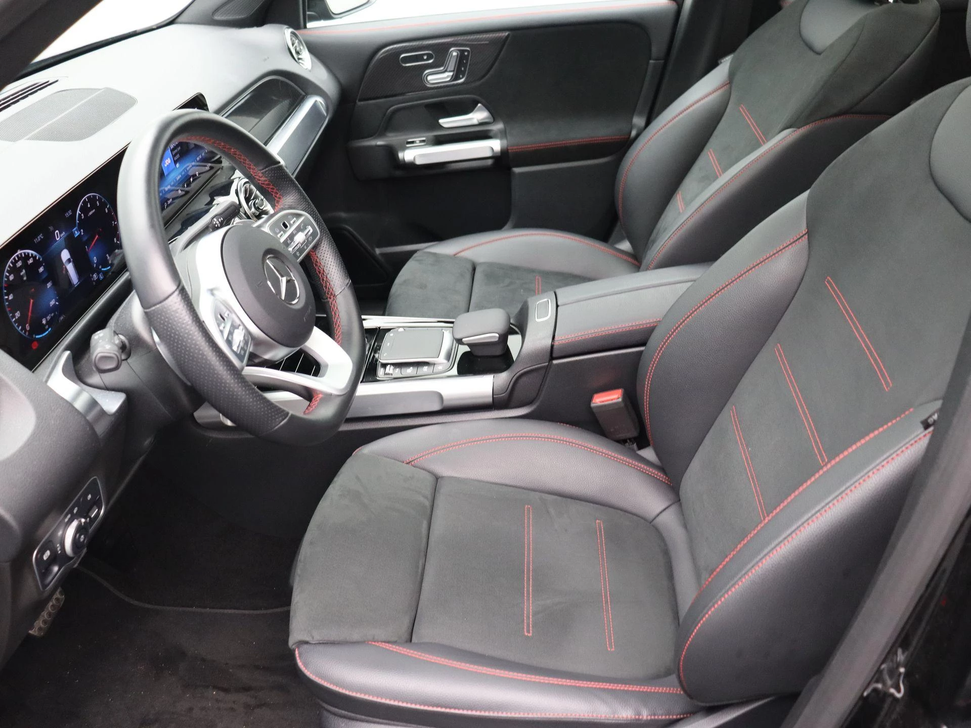 Mercedes-Benz GLB 200 AMG LINE + PANORAMISCH DAK + CARPLAY + CAMERA +