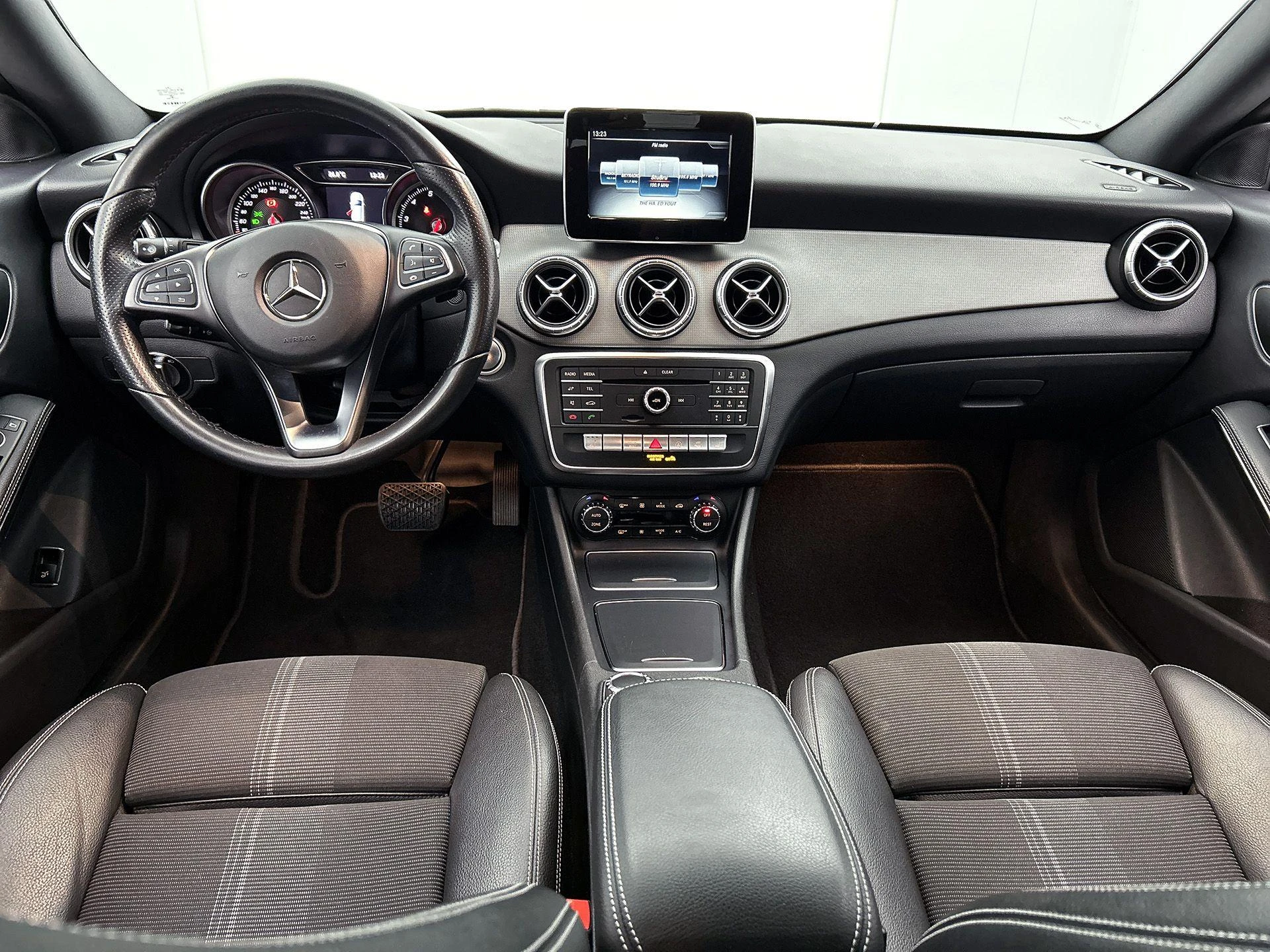 Mercedes-Benz-CLA-image-21