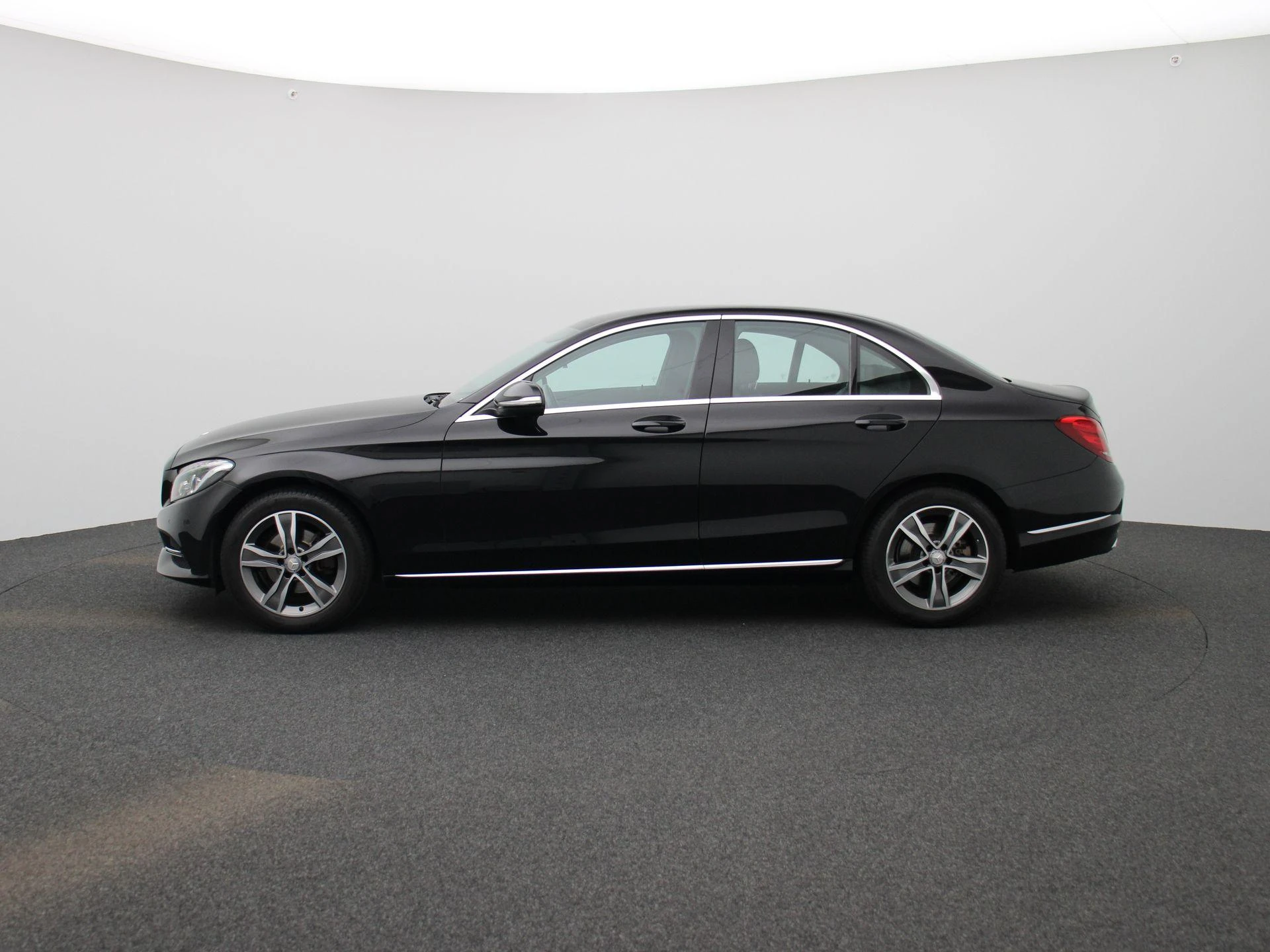 Mercedes-Benz-C-Klasse-image-4